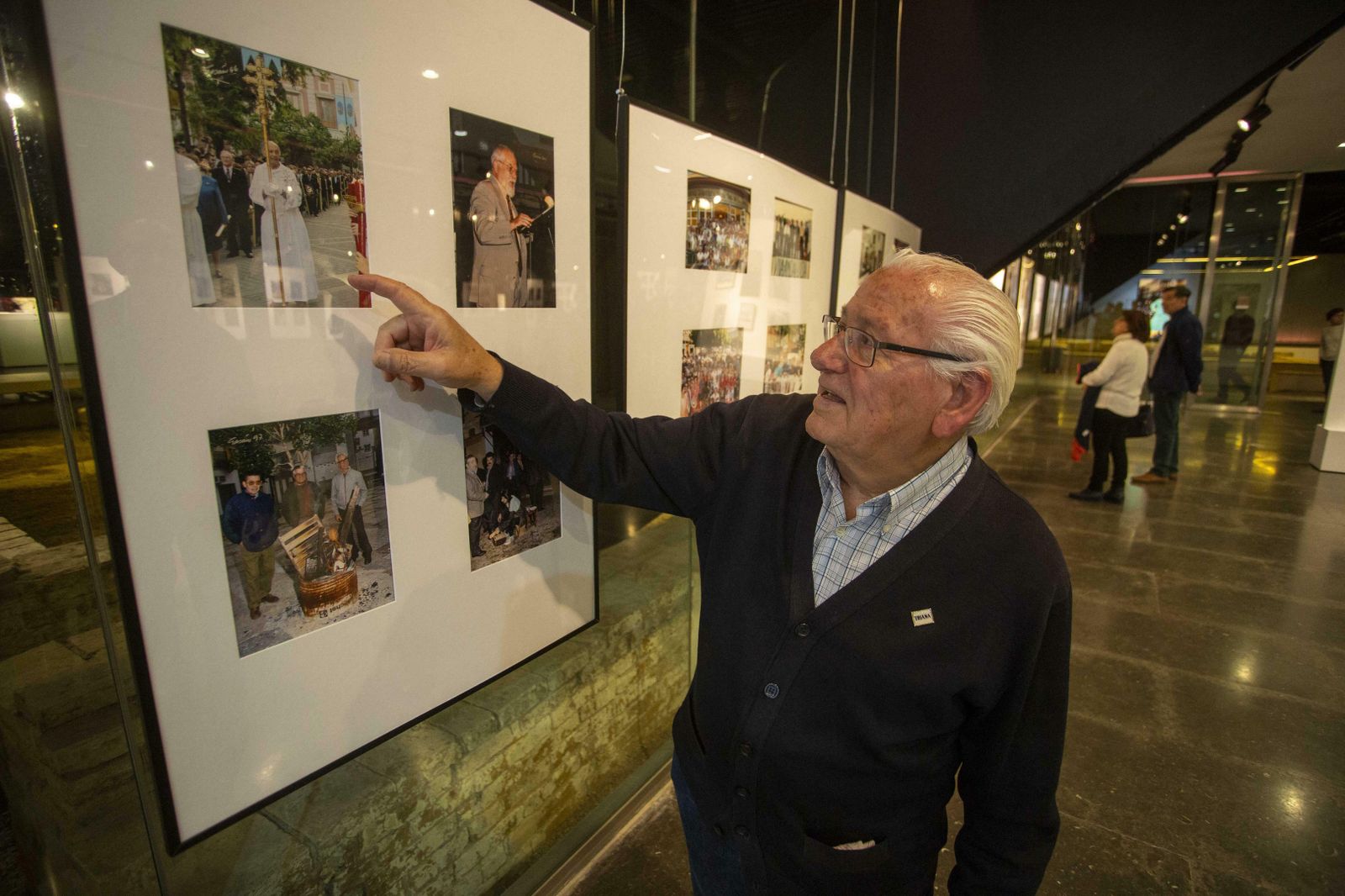Gasán (Gabriel Sánchez) señala una foto con el mudo de Santa Ana con la cruz de guía.