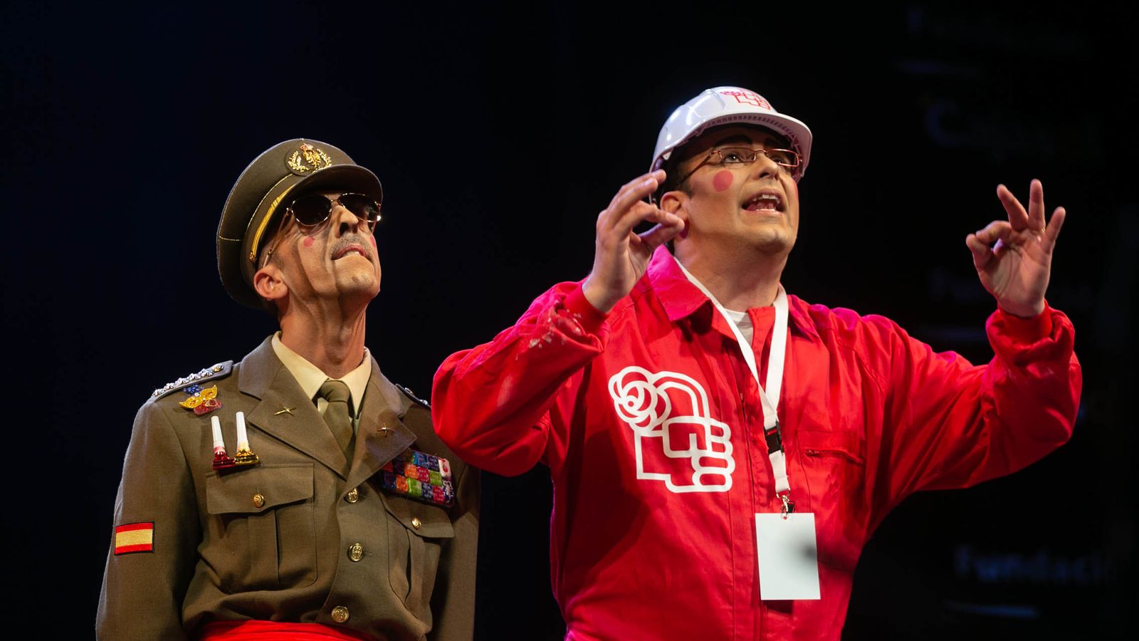 Jorge Gil, a la izquierda, caracterizado como Franco.