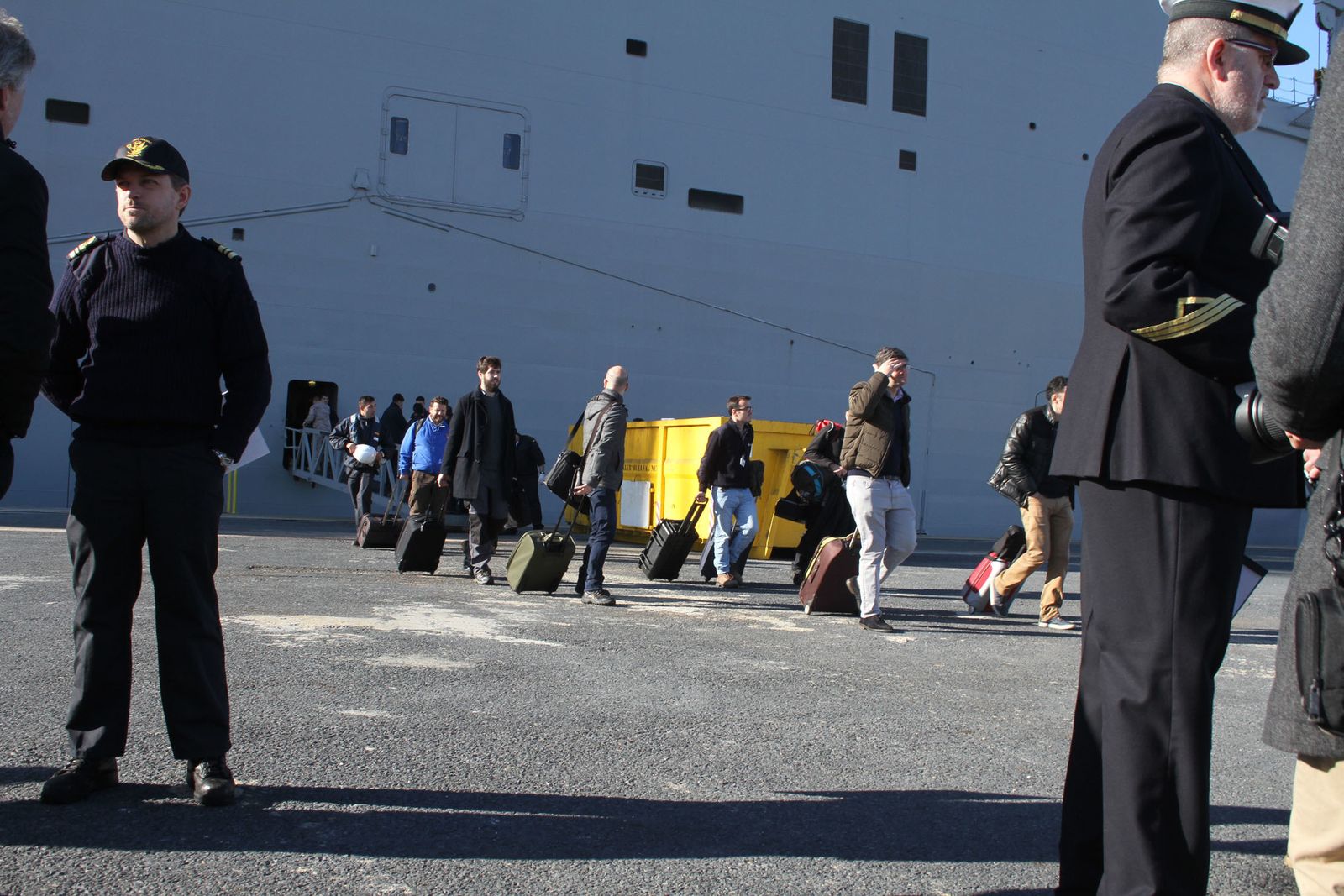 Imágenes de las primeras horas del portaaviones "Juan Carlos I" en el puerto de Huelva, durante su visita este fin de semana