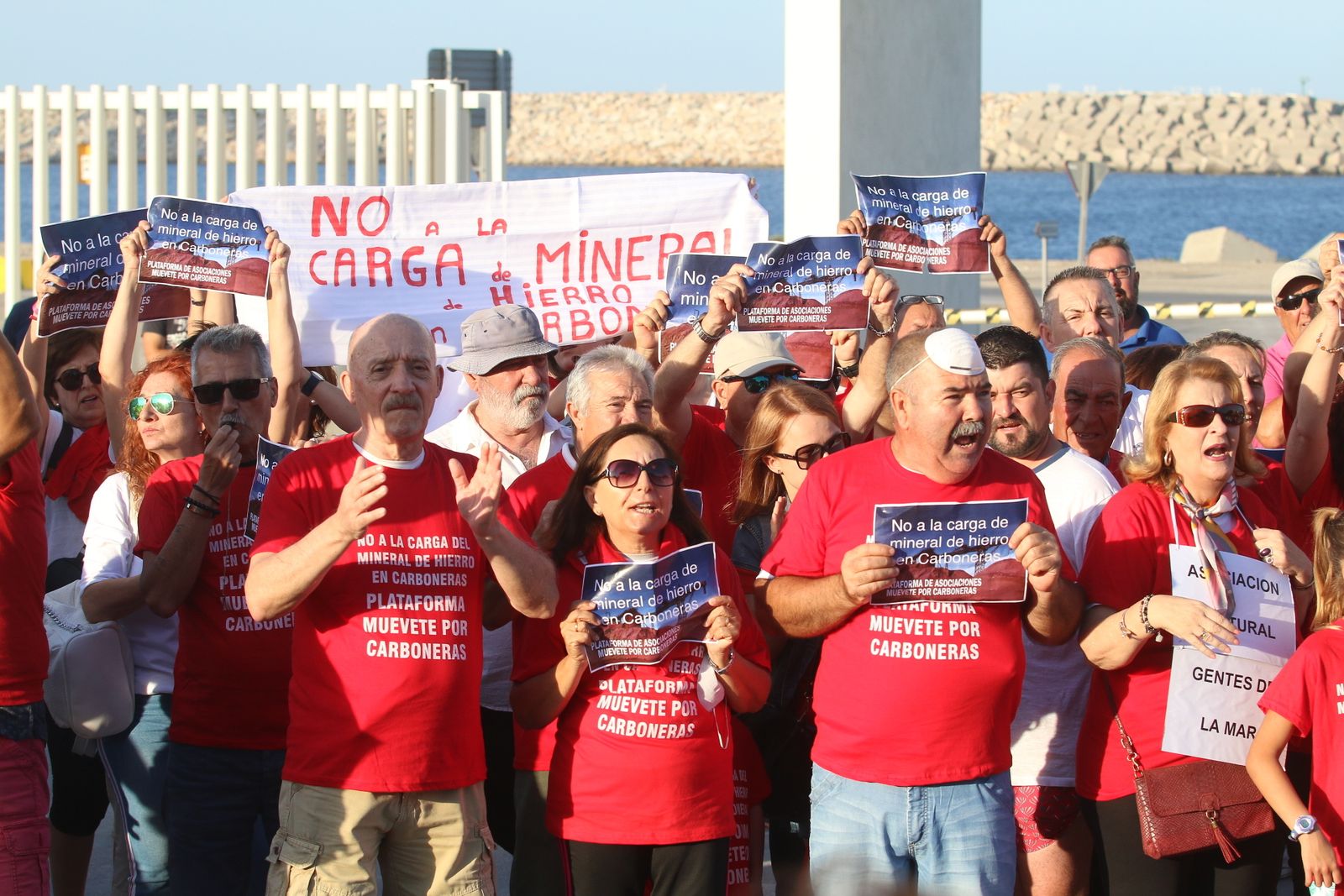 Movilización de los  vecinos contra la llegada del hierro de Alquife.