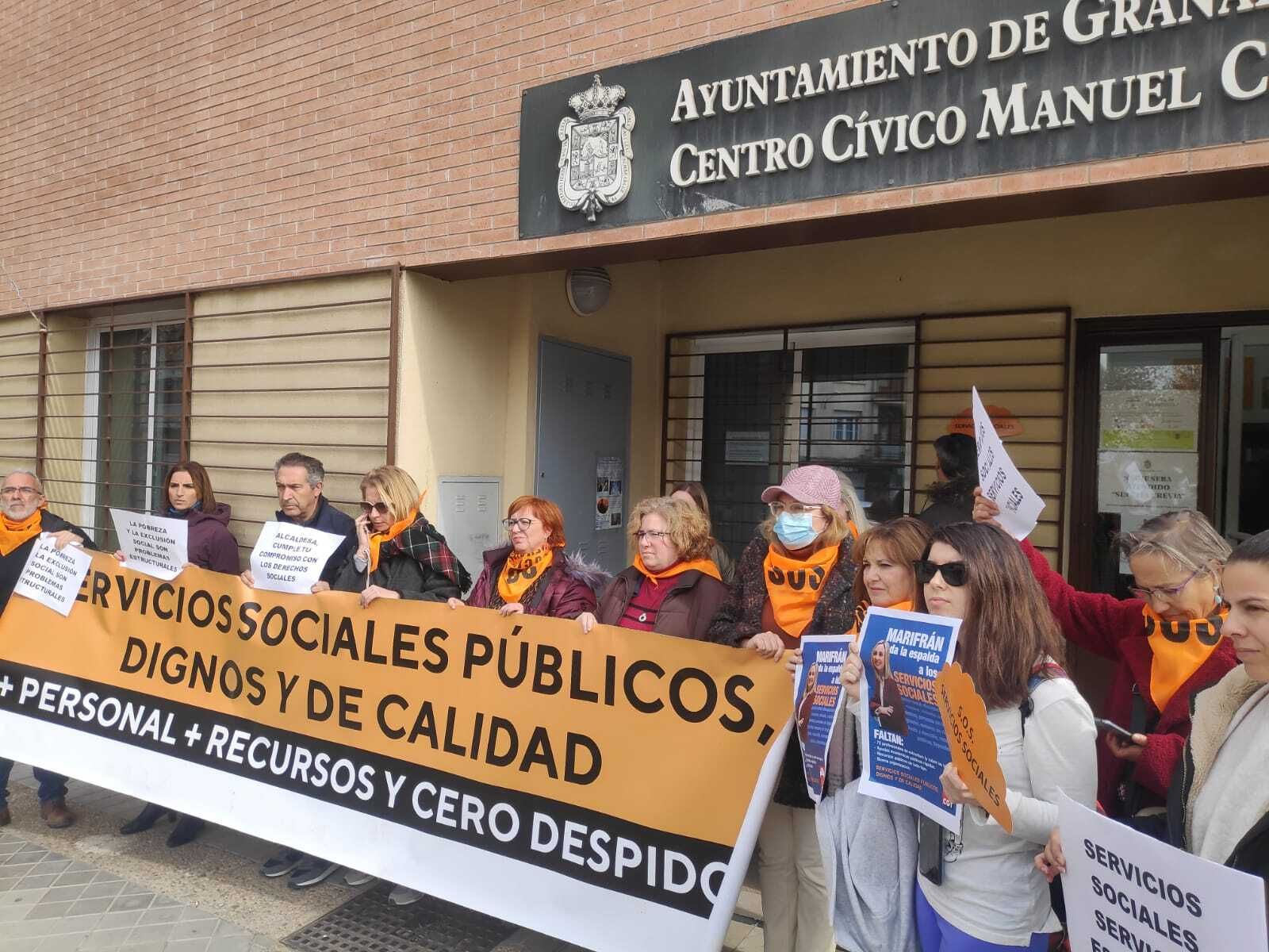 La plantilla de Servicios Sociales concentrada junto a sindicatos como CGT