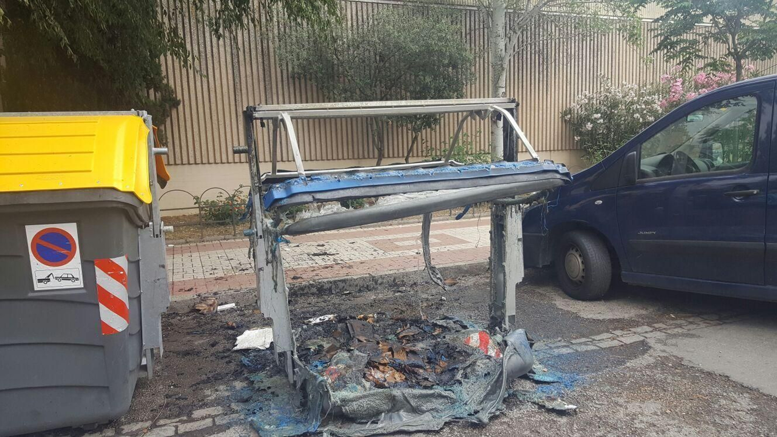 Contenedor calcinado | Imagen de archivo