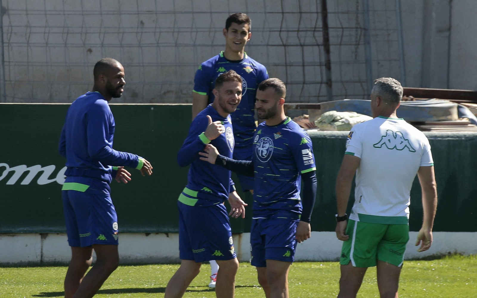 Joaquín bromea con Jesé ante Sidnei, Mandi y Marcos Álvarez.