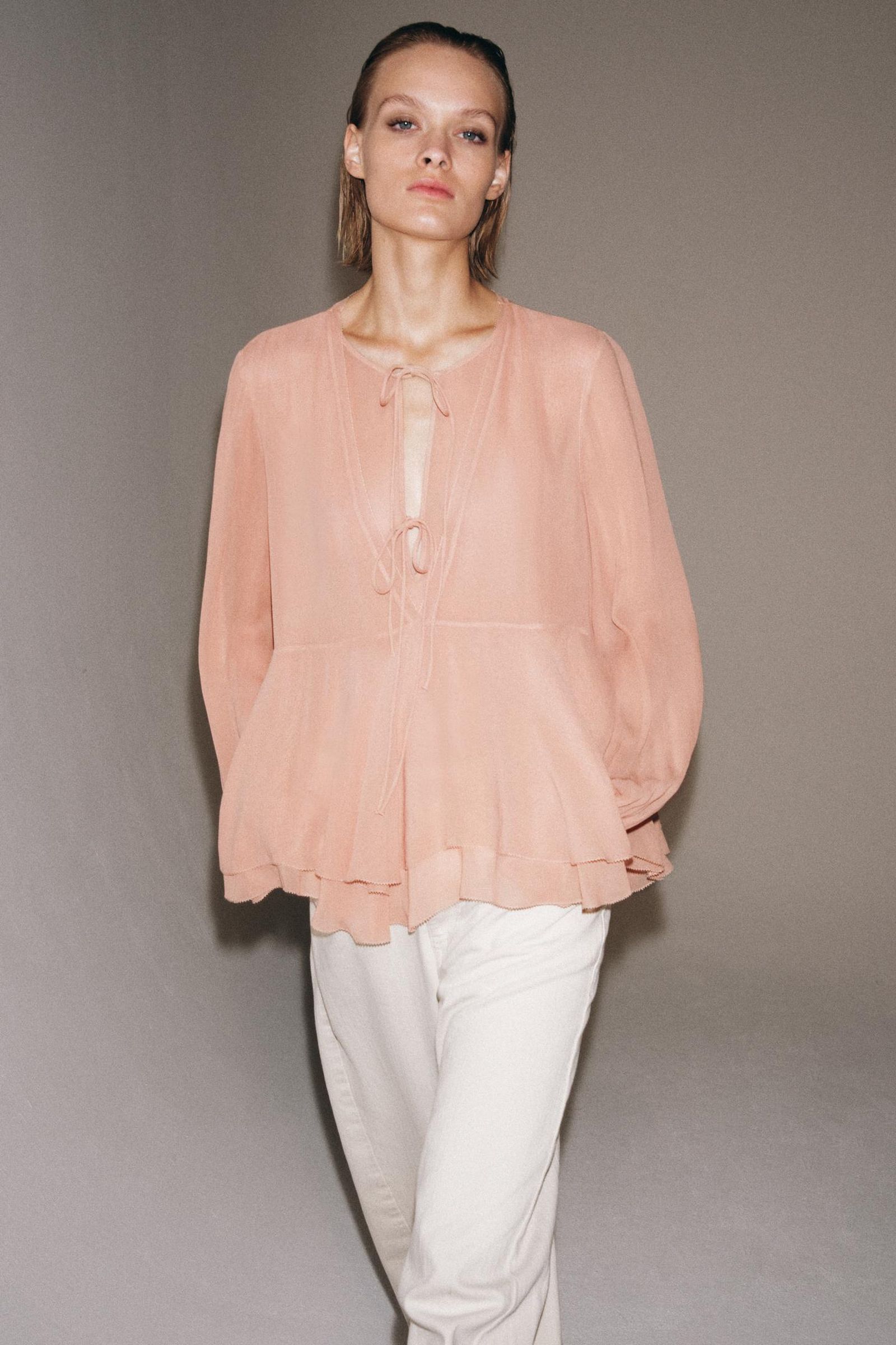 Blusa salmón de Zara.