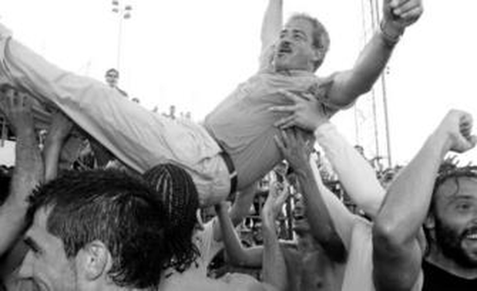 Iriondo, levantado por sus jugadores tras consumarse ante el Amurrio el ascenso a Segunda B.