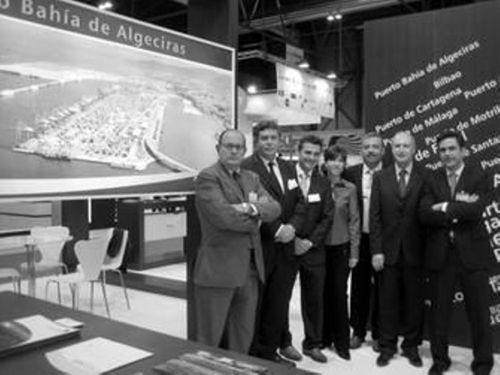 La delegación de la APBA y de la Comunidad Portuaria en el expositor.