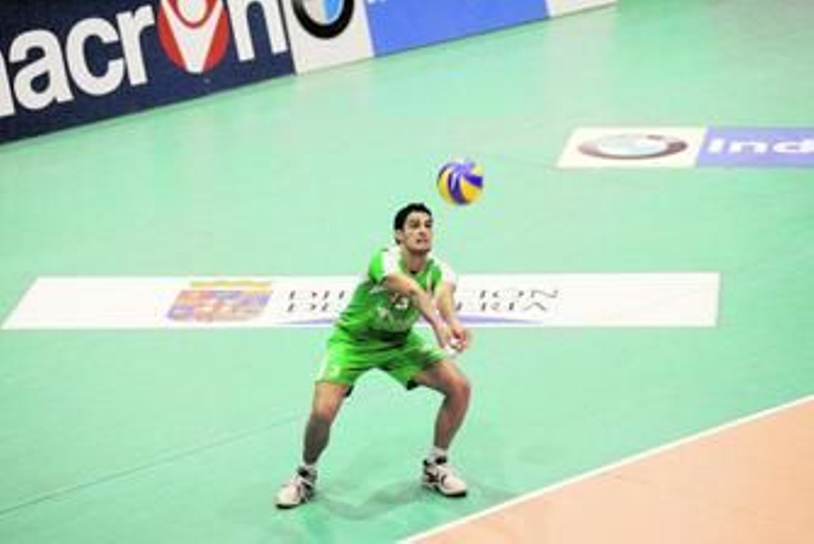 Sergio Noda recibe el balón en el encuentro de Copa CEV frente a Novosibirsk.