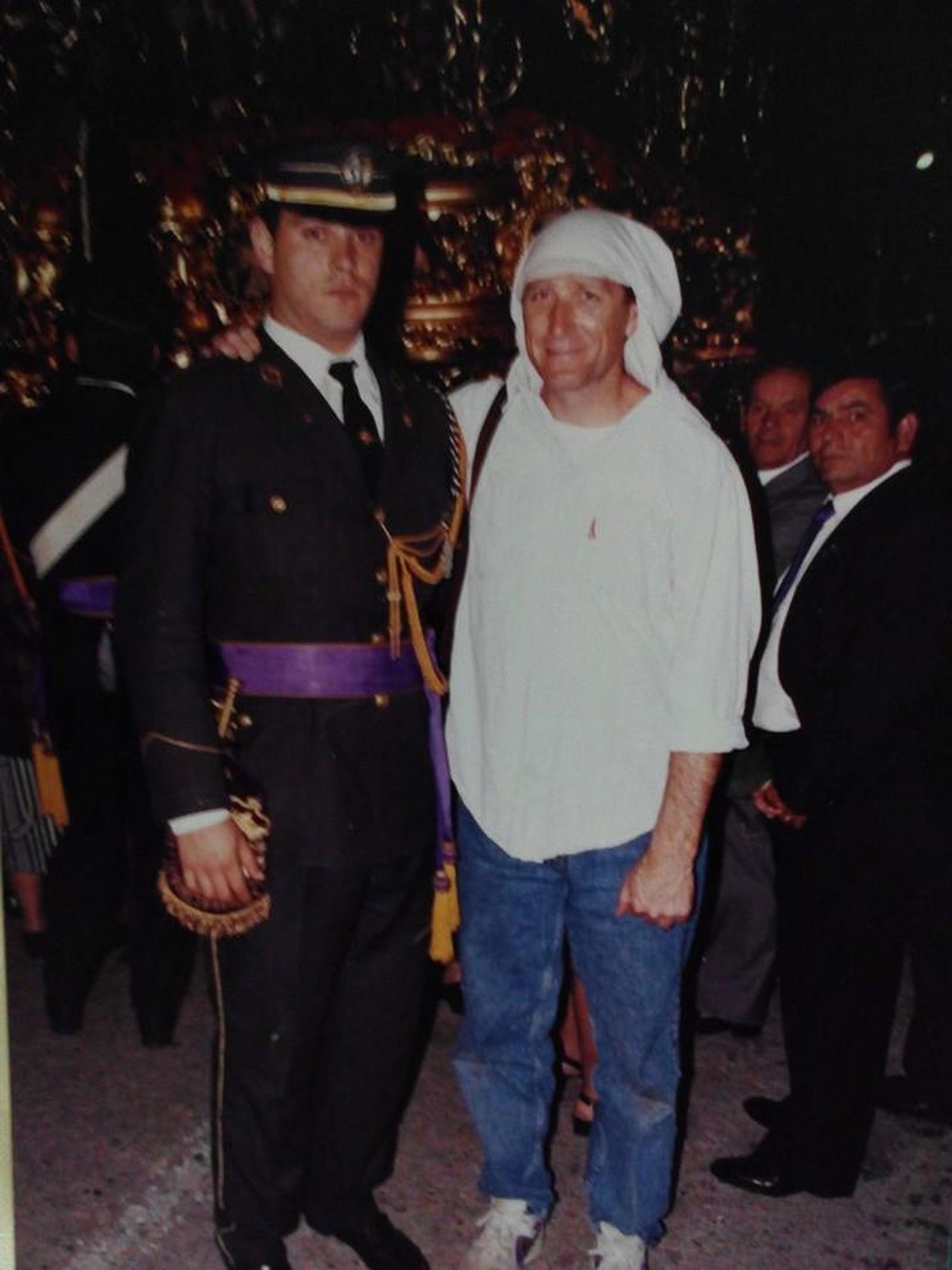 Gary Bedell vestido de costalero junto a un músico de las Cigarreras