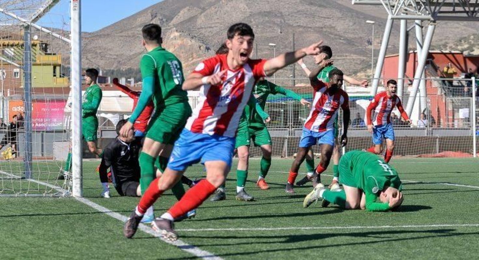 Los jugadores del Poli Almería celebran un gol marcado esta temporada.