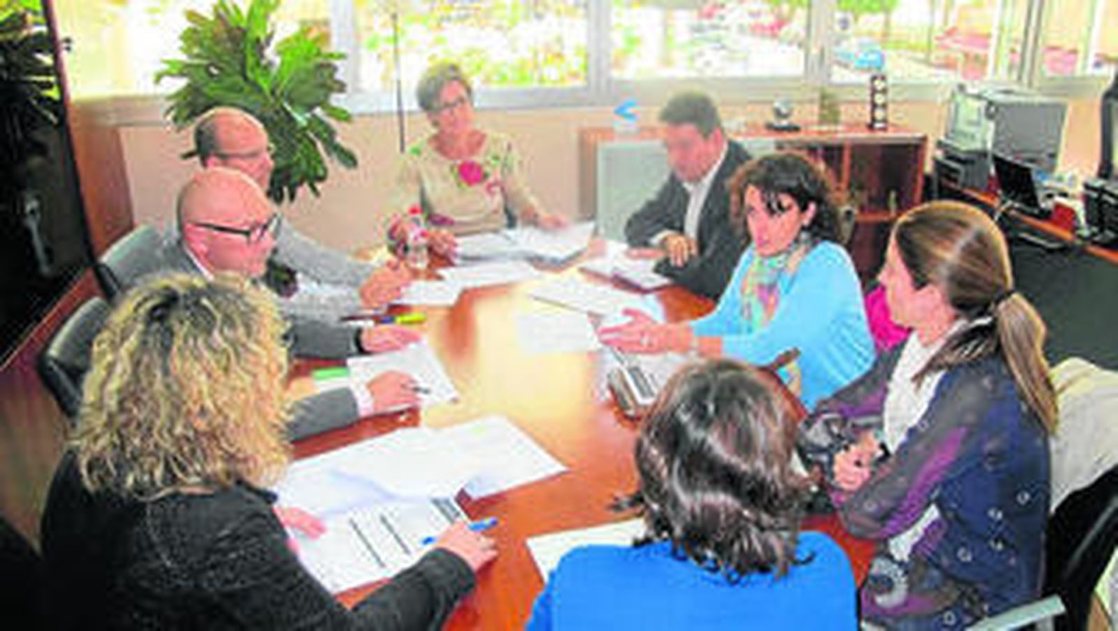 La delegada territorial de Economía, Adriana Valverde, en la reunión de la comisión provincial de la Agencia IDEA.