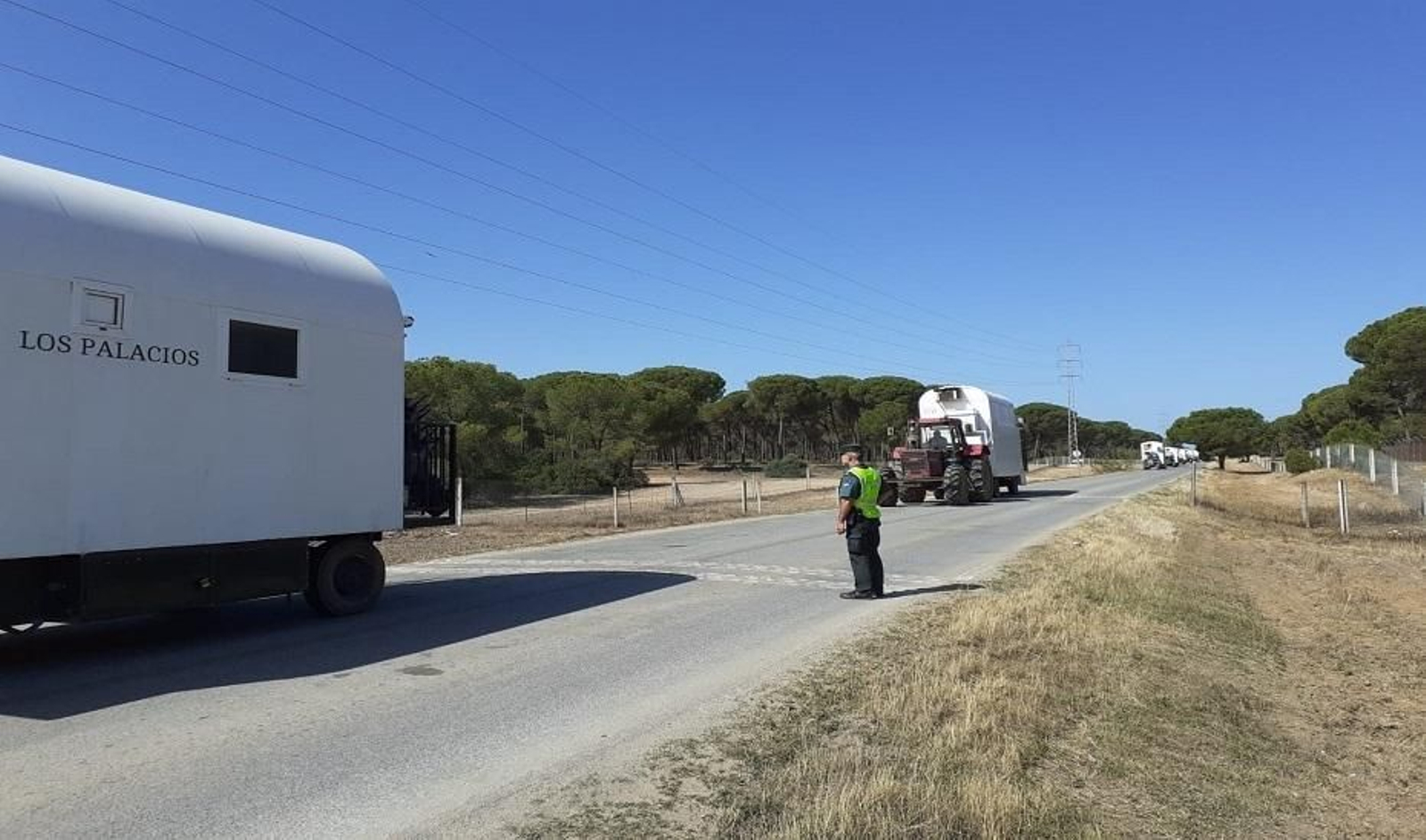 Las hermandades abandonan la aldea