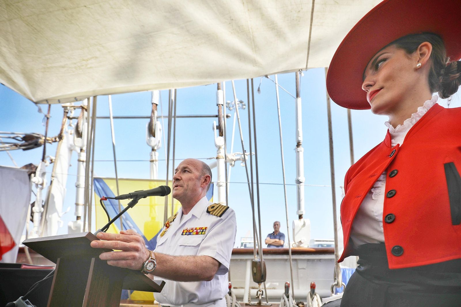 González Byass recibe en el 'Elcano' su Tío Pepe Estrella de los Mares