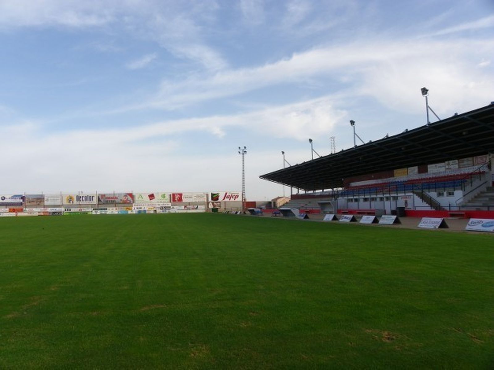 La tribuna del Municipal de La Roda.