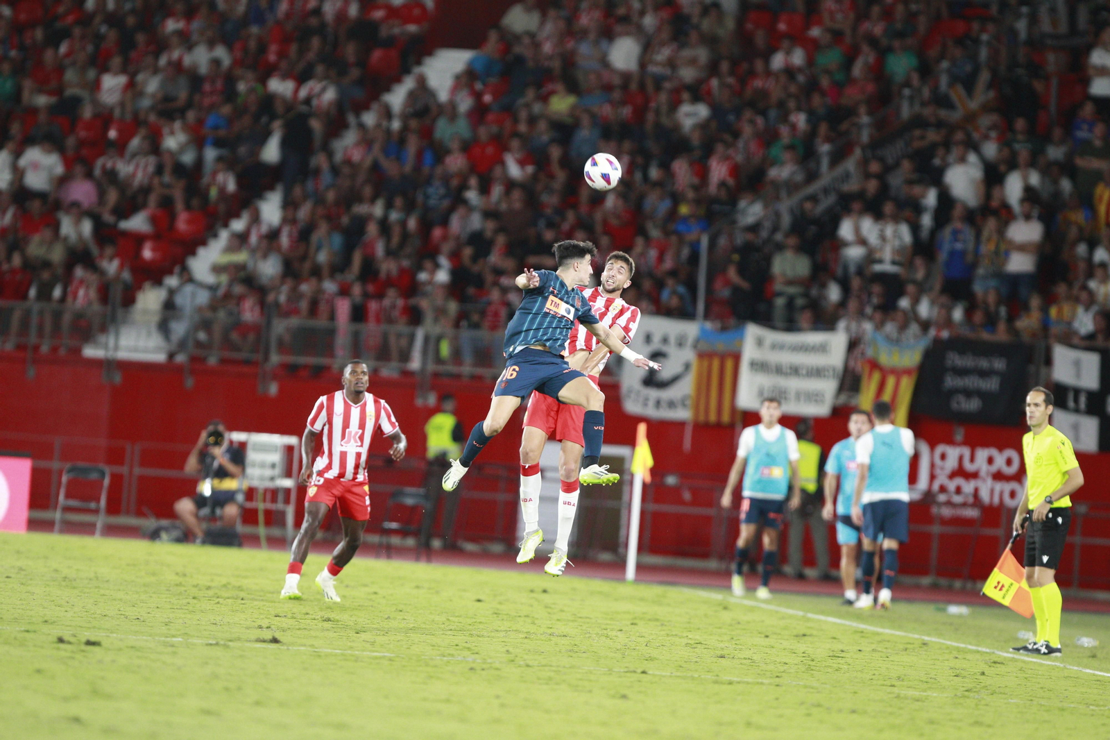Imágenes del partido de La Liga Ea Sports U.D. Almería-Valencia C.F.