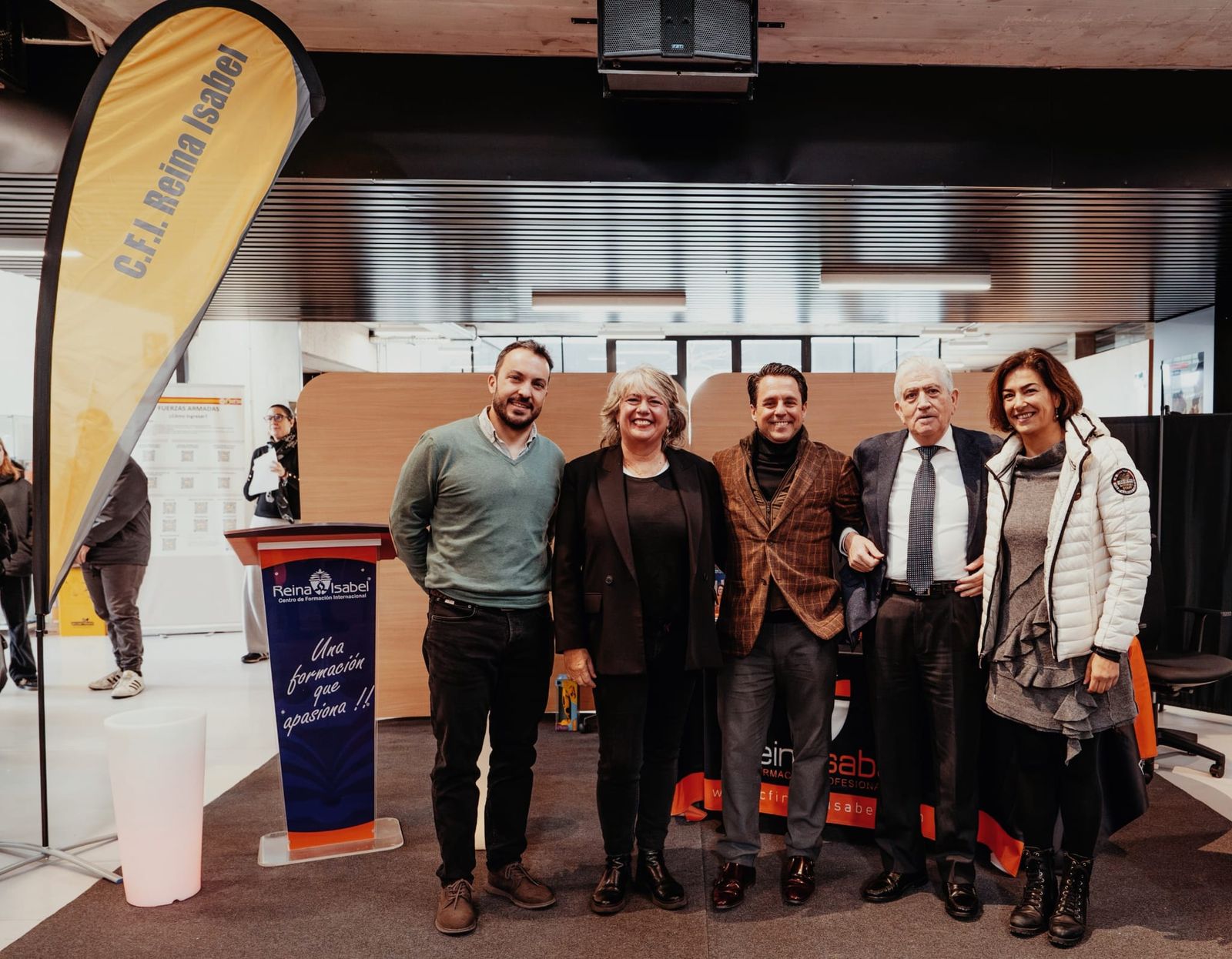 Fotografía de familia con los ponentes del evento.
