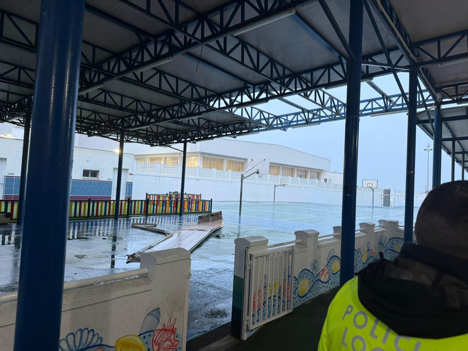 El colegio de Salesianas en Cádiz ha sufrido la rotura de un techo.