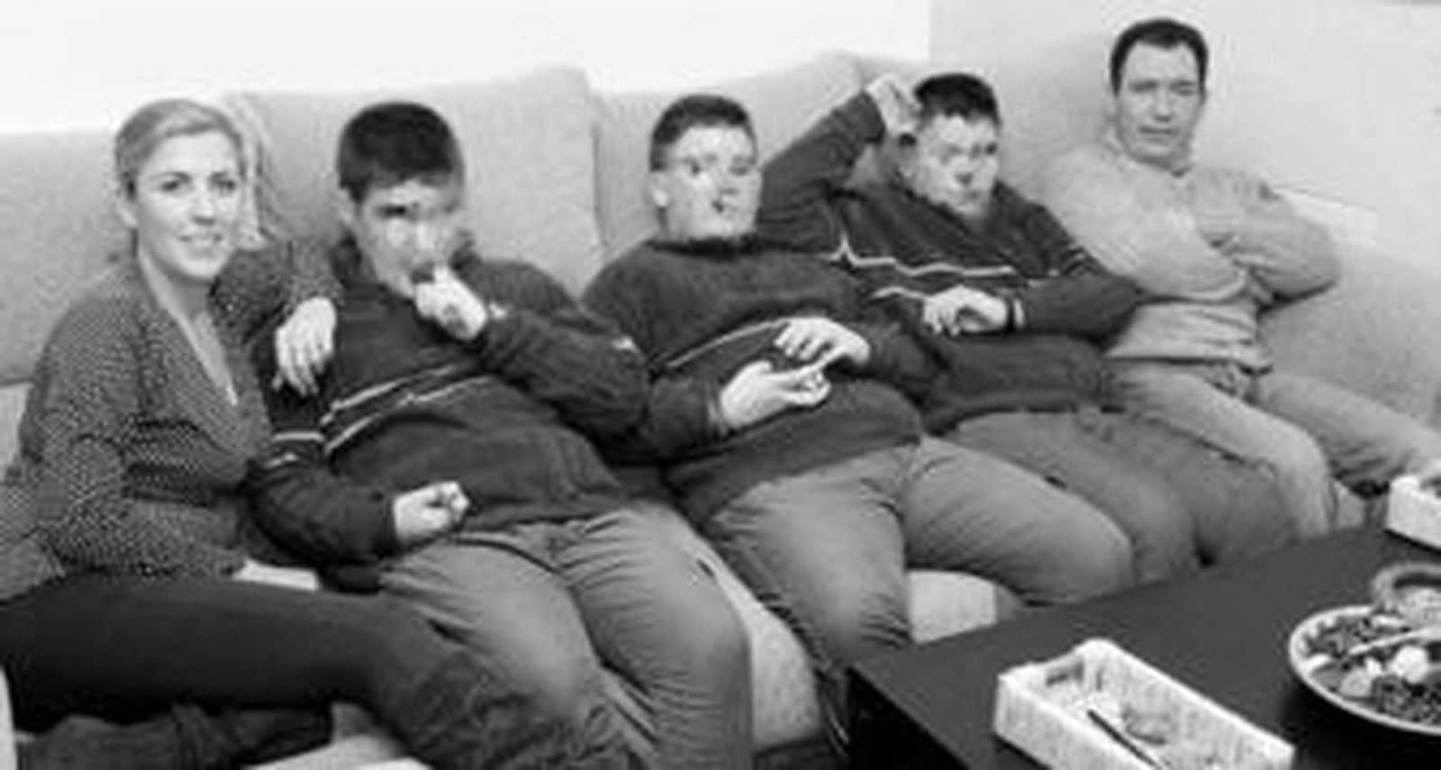 Noelia y Jaime, con sus trillizos en su casa de Sevilla Este. Antes de Navidades cumplieron 13 años.