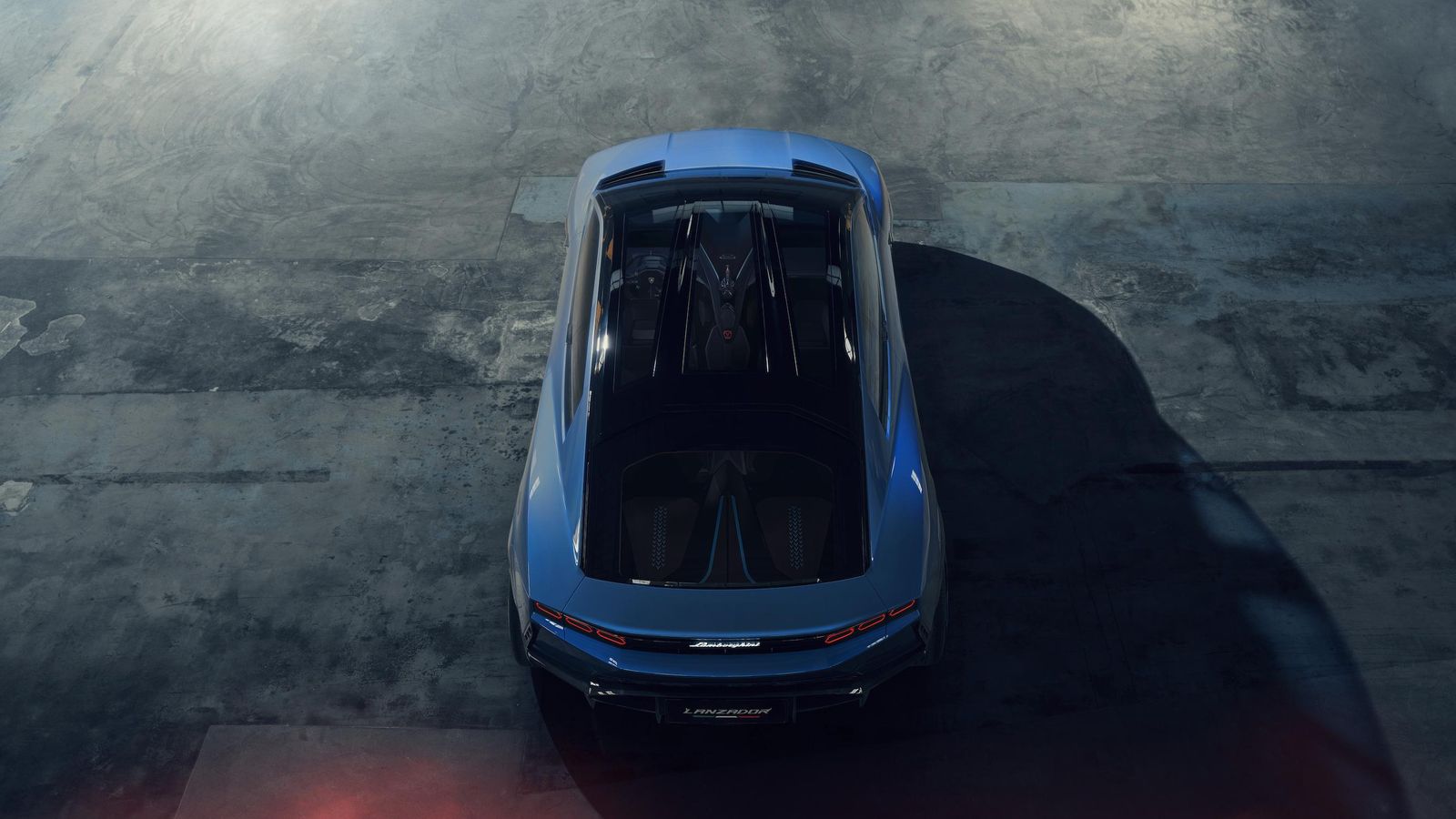 Además del maletero situado tras los dos asientos posteriores, que podrán abatirse, hay otro bajo el capó delantero.