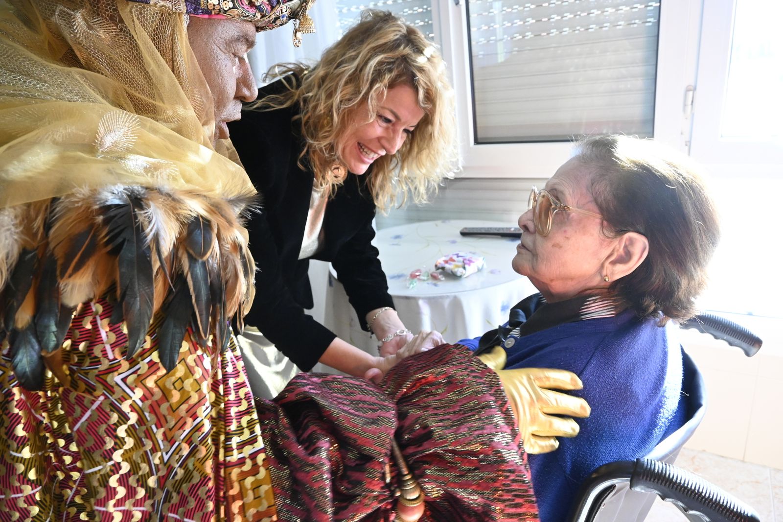 Visita de los Reyes Magos a los ancianos de los asilos de Huelva, en imágenes