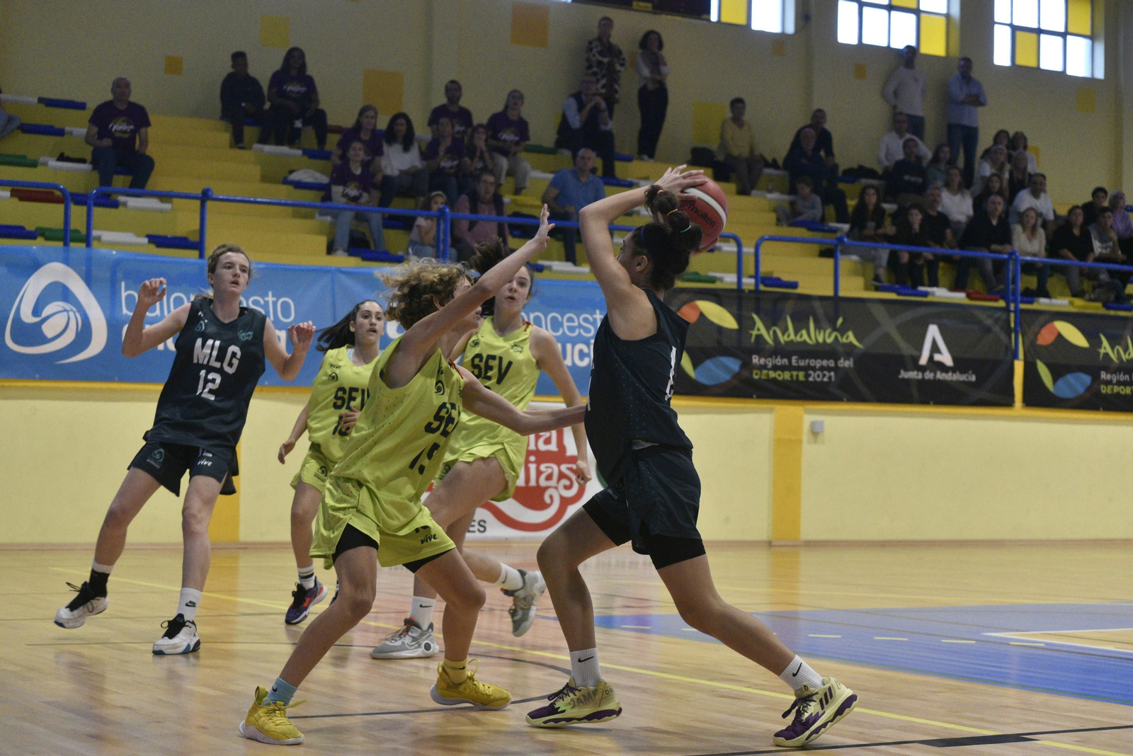 La primera jornada del Andaluz infantil femenino de baloncesto en La Línea