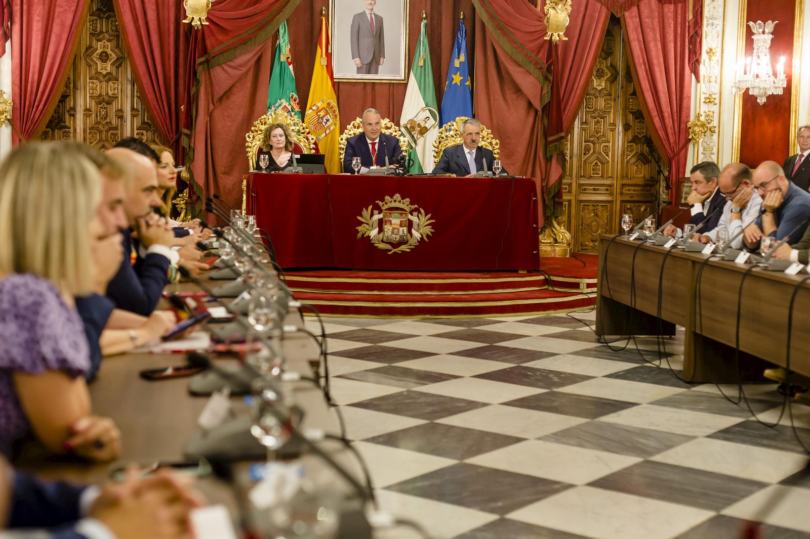 Las imágenes del relevo en la presidencia de la Diputación de Cádiz