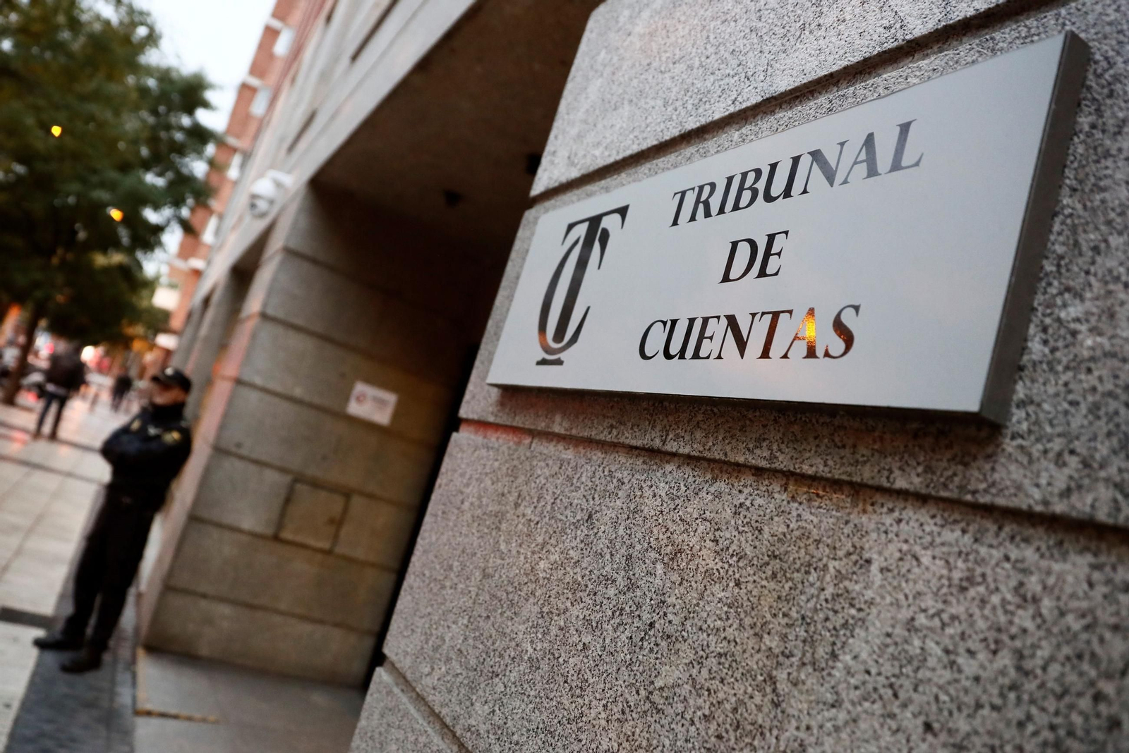 Un agente de la Policía Nacional vigila en la puerta del Tribunal de Cuentas en Madrid.