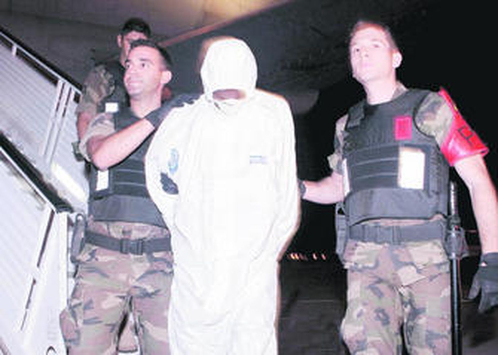 Agentes de la Policía Naval trasladan a uno de los dos piratas somalíes detenidos.