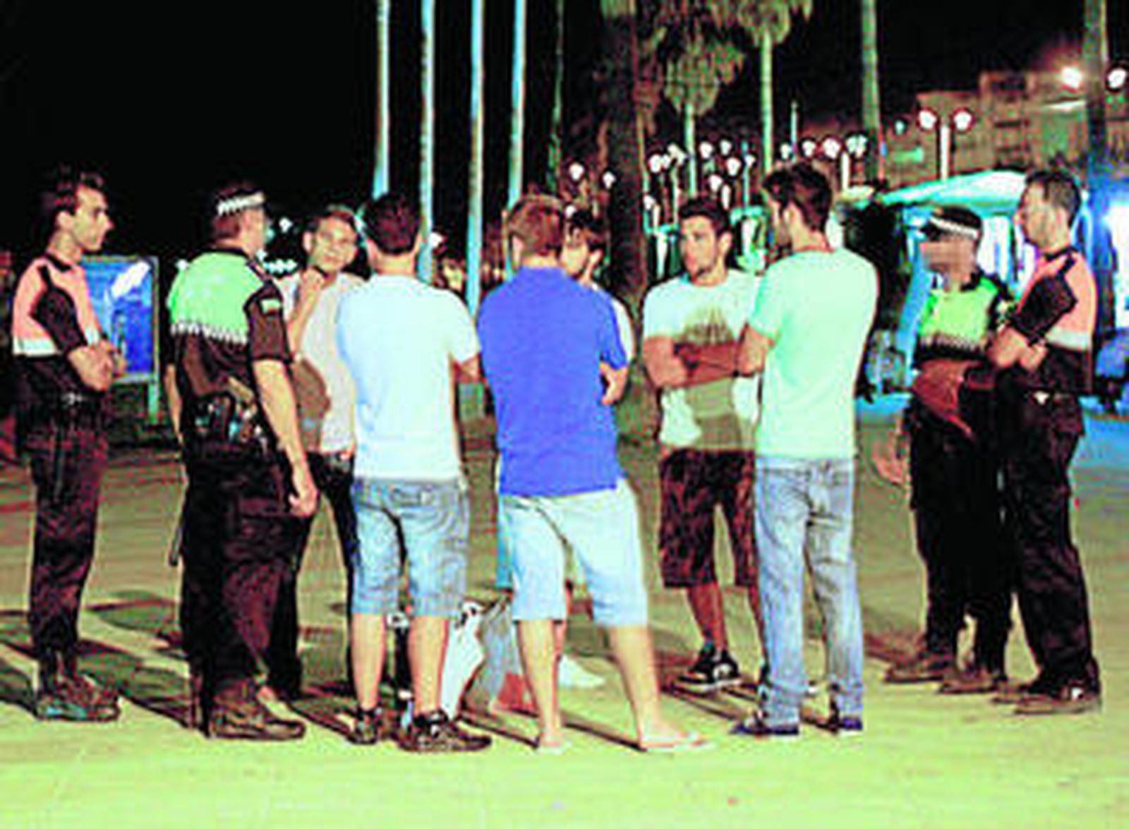 Efectivos de la Policía Local informan a un grupo de jóvenes en una imagen de la madrugada del sábado.