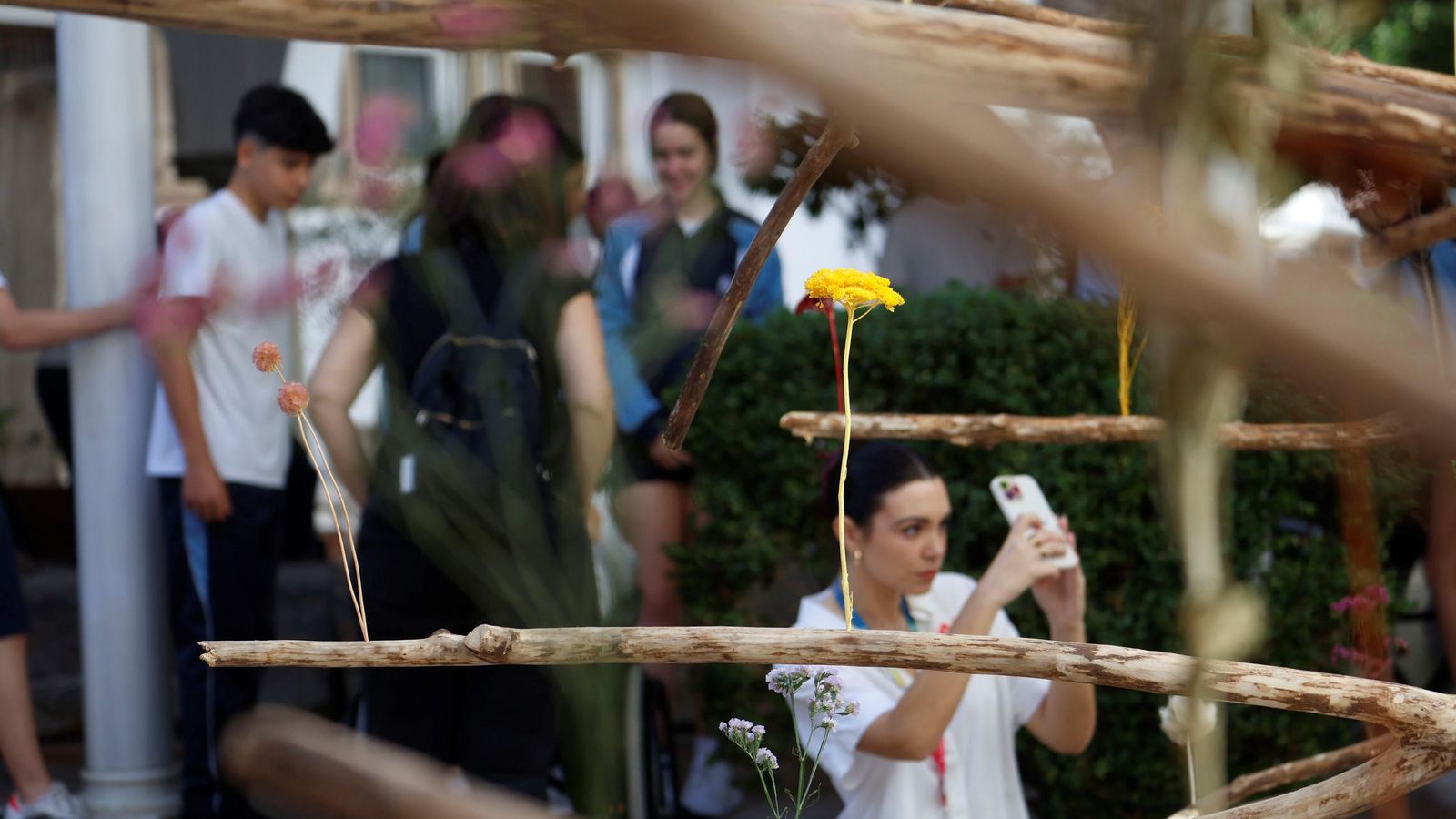 Turistas durante la visita a una de las creaciones del festival.