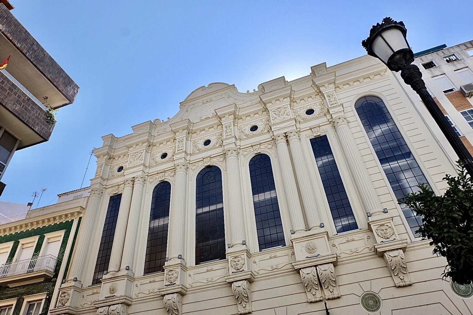 Fachada del Gran Teatro de Huelva. Fachada del Gran Teatro de Huelva.