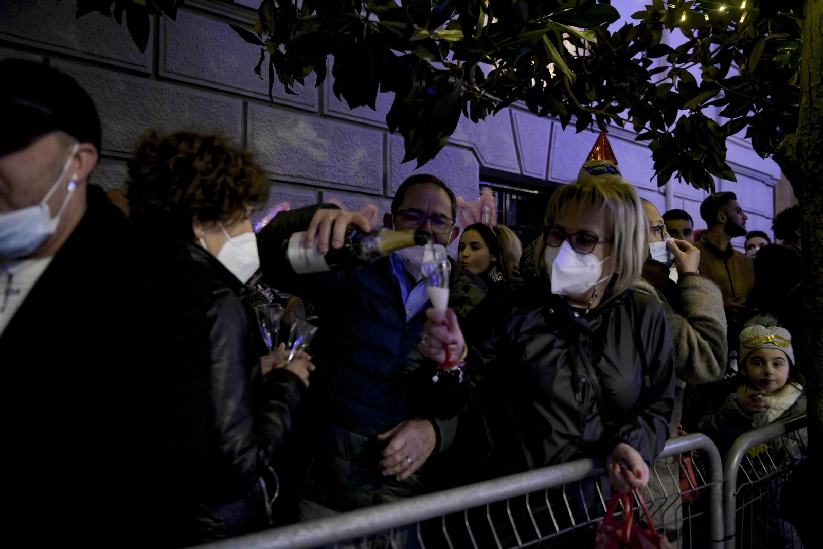 Así fue la Nochevieja 2021 en Granada, en imágenes: uvas en una Plaza del Carmen vallada y ambiente de fiesta en la calle