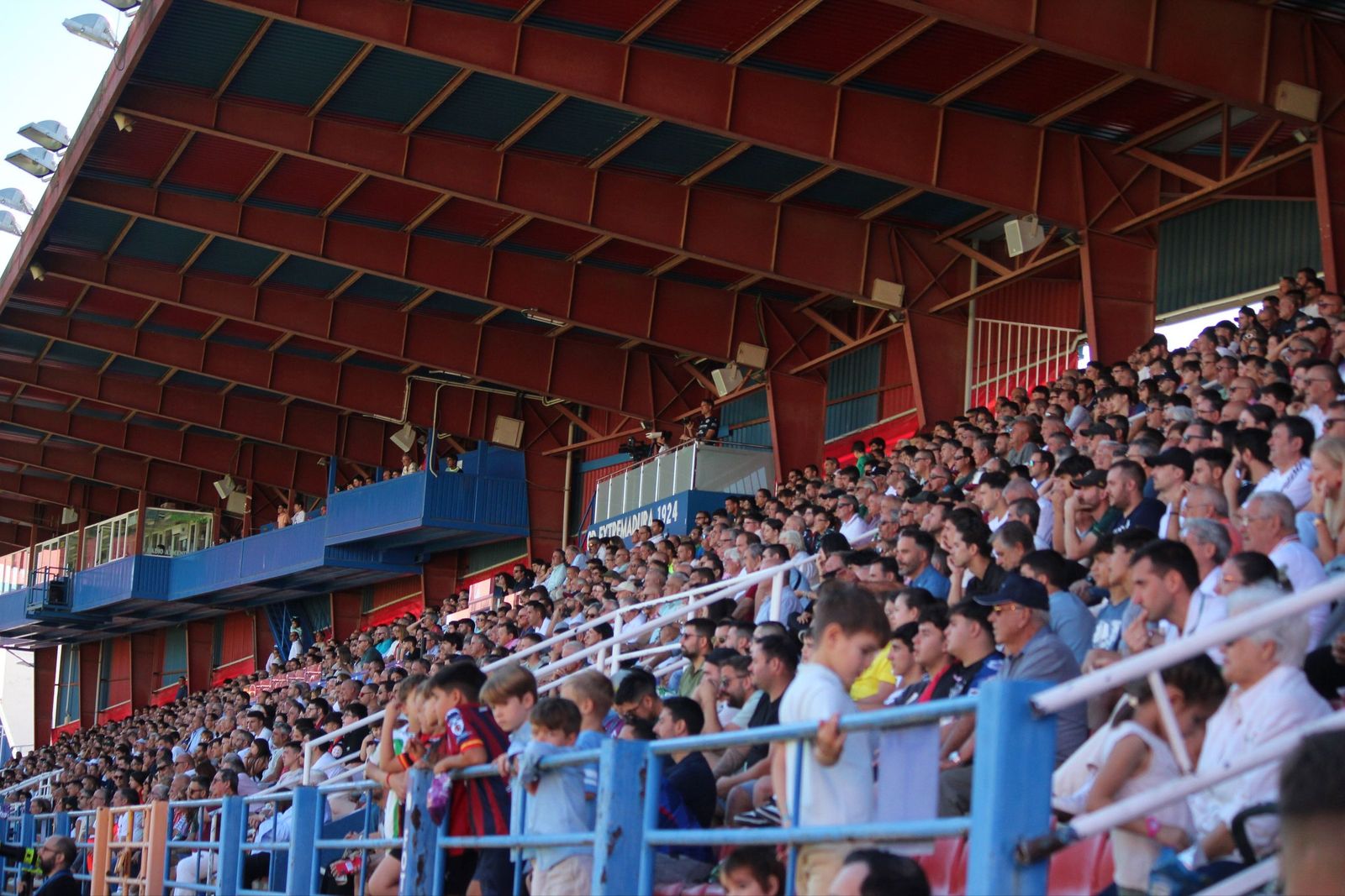 Afición del Extremadura en las gradas del Francisco de la Hera.