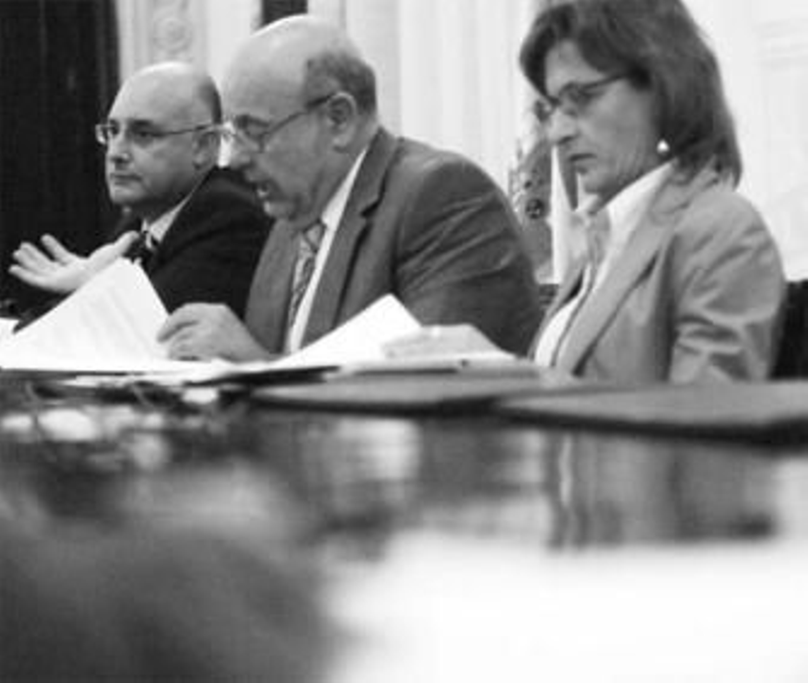 Antonio Cruz, flanqueado por Sergio Heredia y Ana Gámez, se dirige a los medios en la Subdelegación.