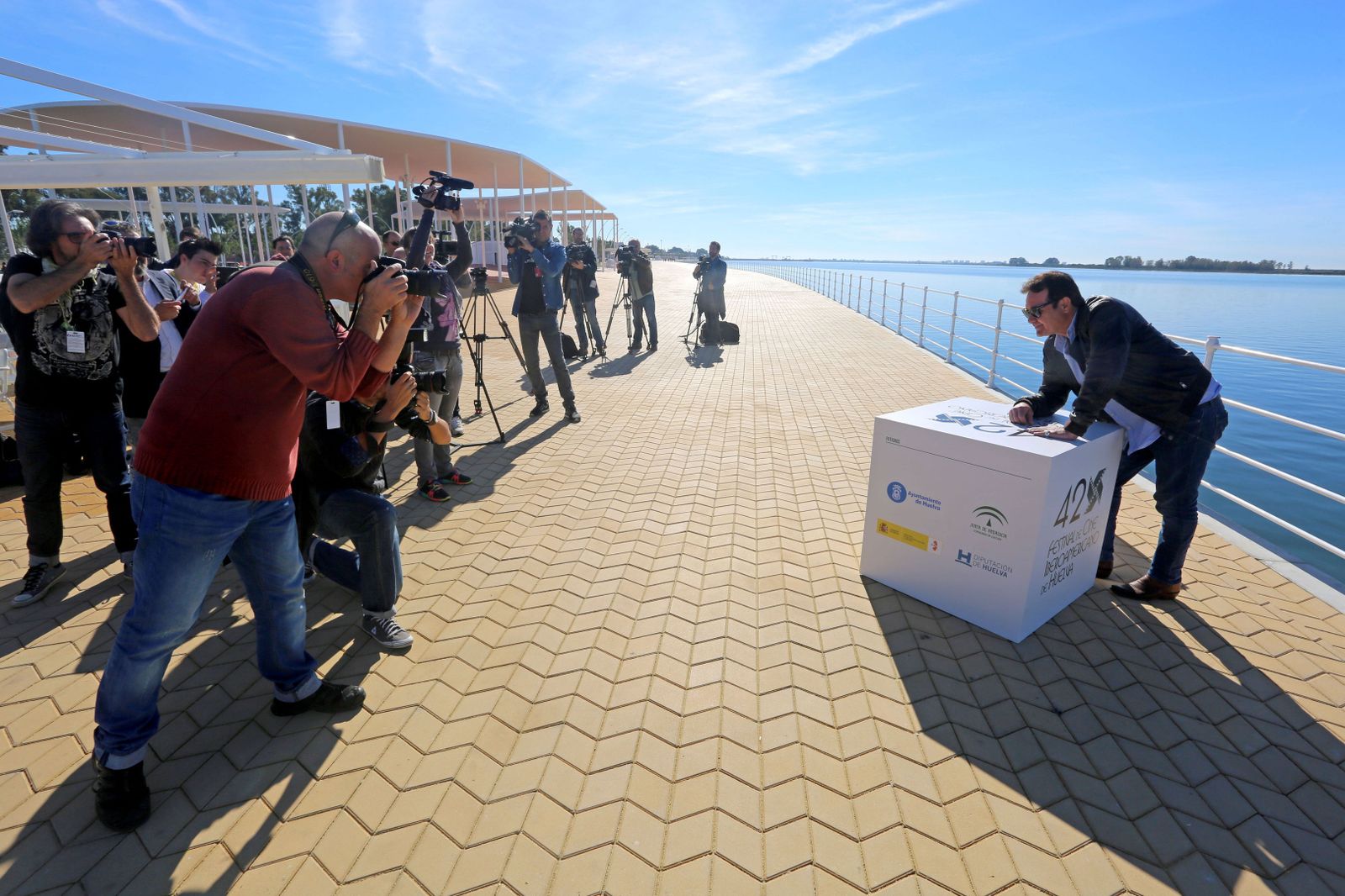 Jorge Perugorría posa en el Paseo de la Ría en noviembre de 2016.