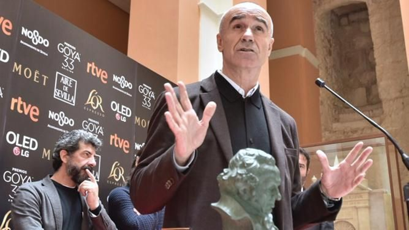 El delegado de Cultura, Antonio Muñoz, con el director Alberto Rodríguez a su izquierda, durante la presentación.