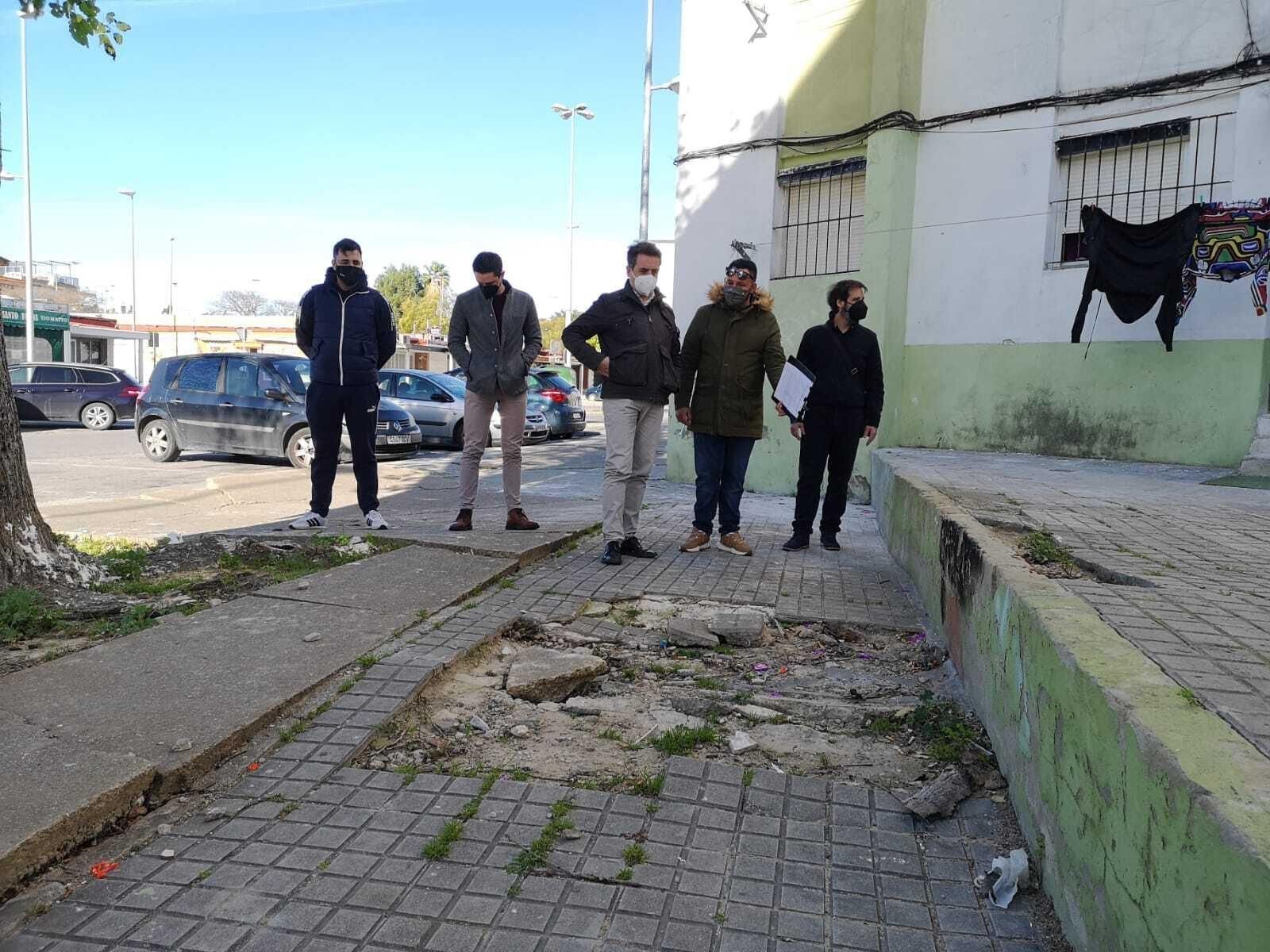 Visita de miembros del PP a la barriada Santo Tomás de Aquino.