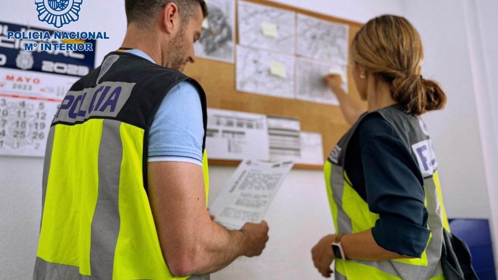 Agentes del Grupo de Blanqueo de Capitales de la Policía en Almería con los mapas