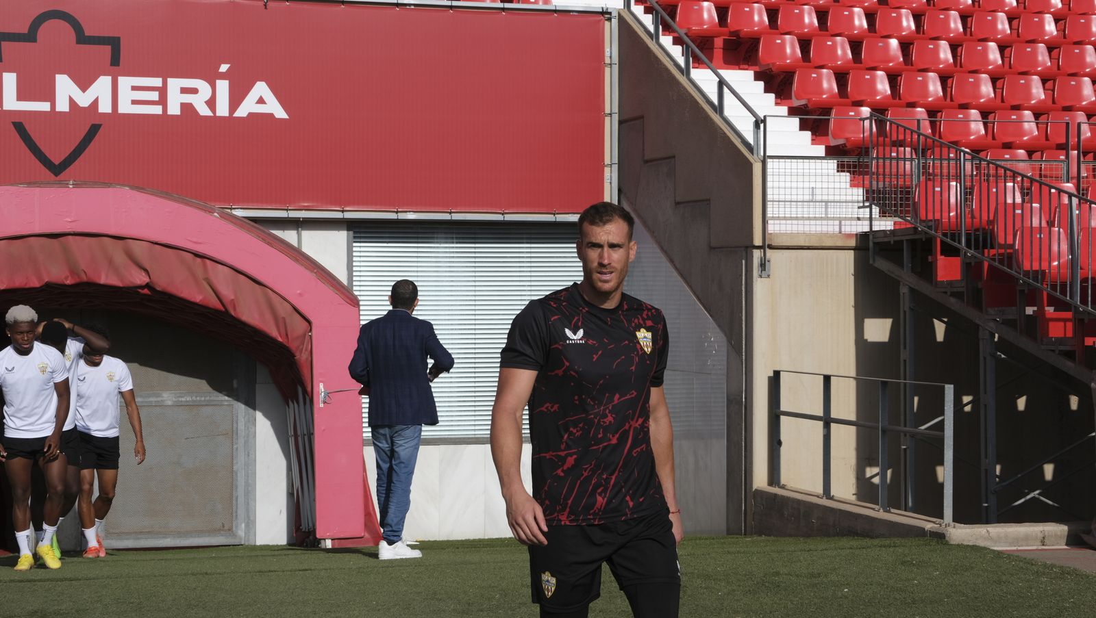 Imágenes de la visita de la Alcaldesa de Almería, María Vázquez, a los jugadores de la U.D. Almería