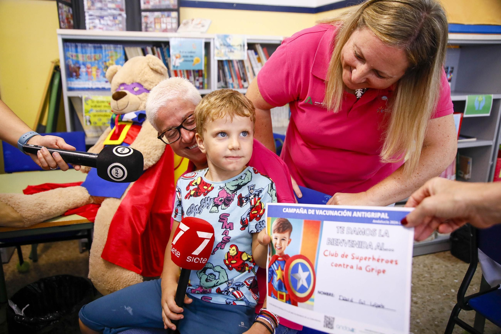 Las imágenes de la campaña de vacunación antigripal a los niños en el CEIP Adela Díaz de Almería