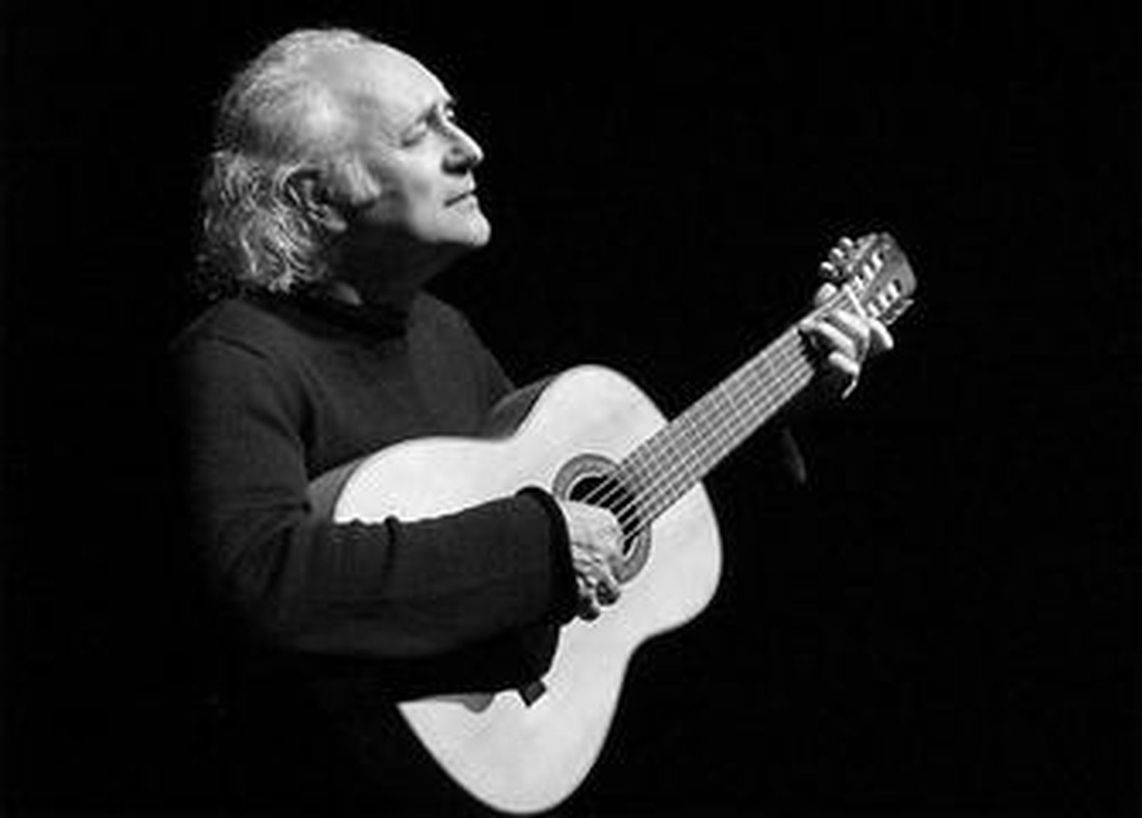 Amancio Prada en una actuación con su guitarra.