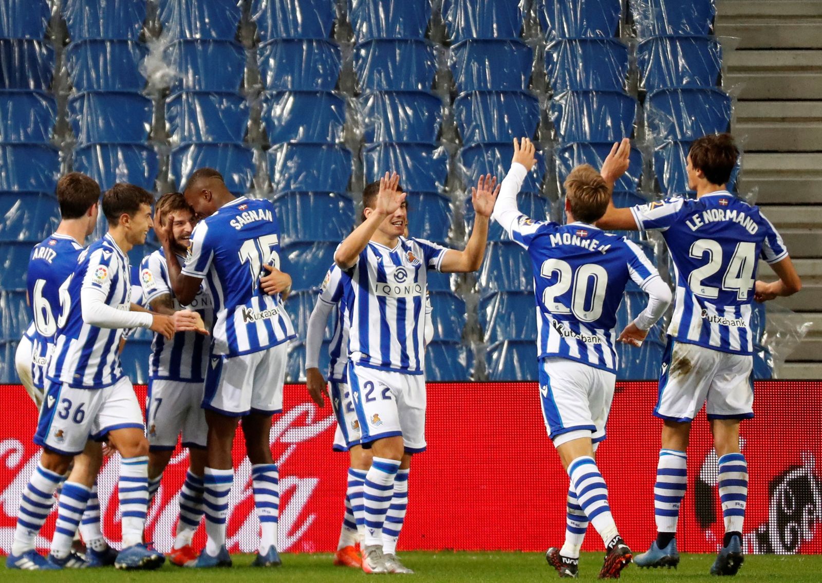 Los jugadores de la Real celebrando un tanto en el estadio  Reale Arena de San Sebastián