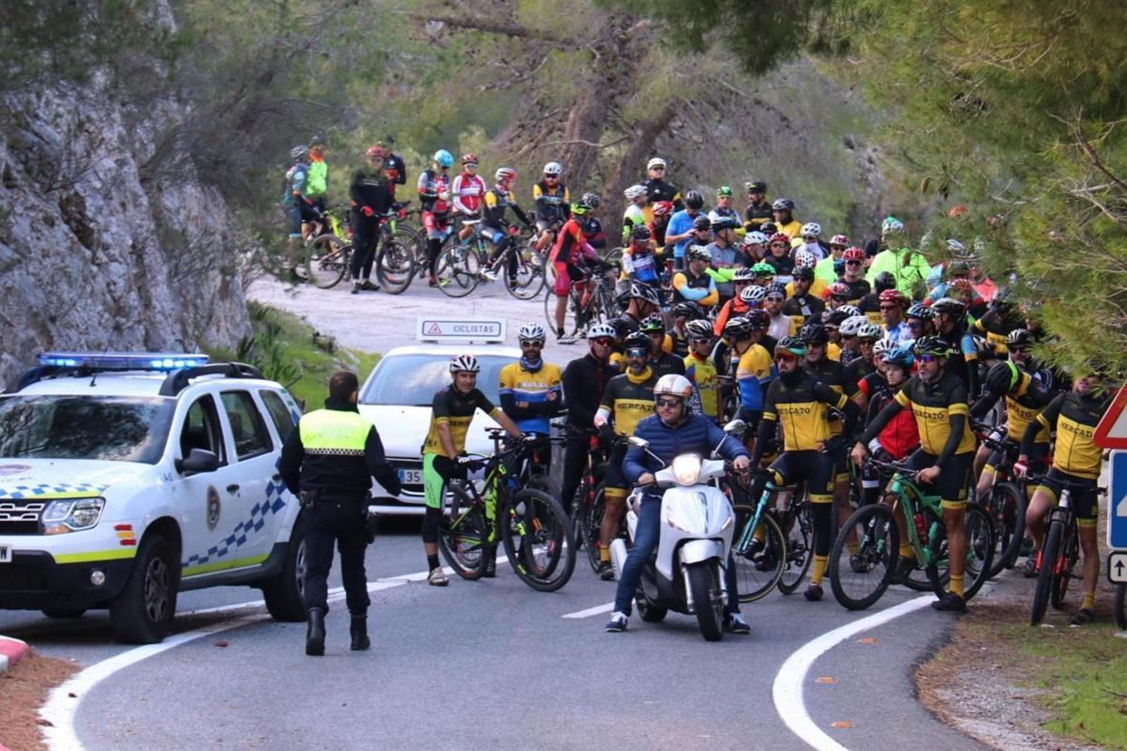 El Club Ciclista La Herradura escoltado en una ruta El Club Ciclista La Herradura escoltado en una ruta