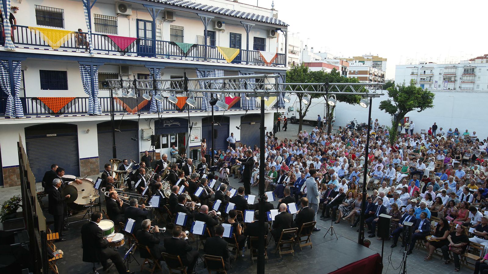 Una imagen del Antiguo Hotel Triana durante el concierto d la Banda Sinfónica Municipal.