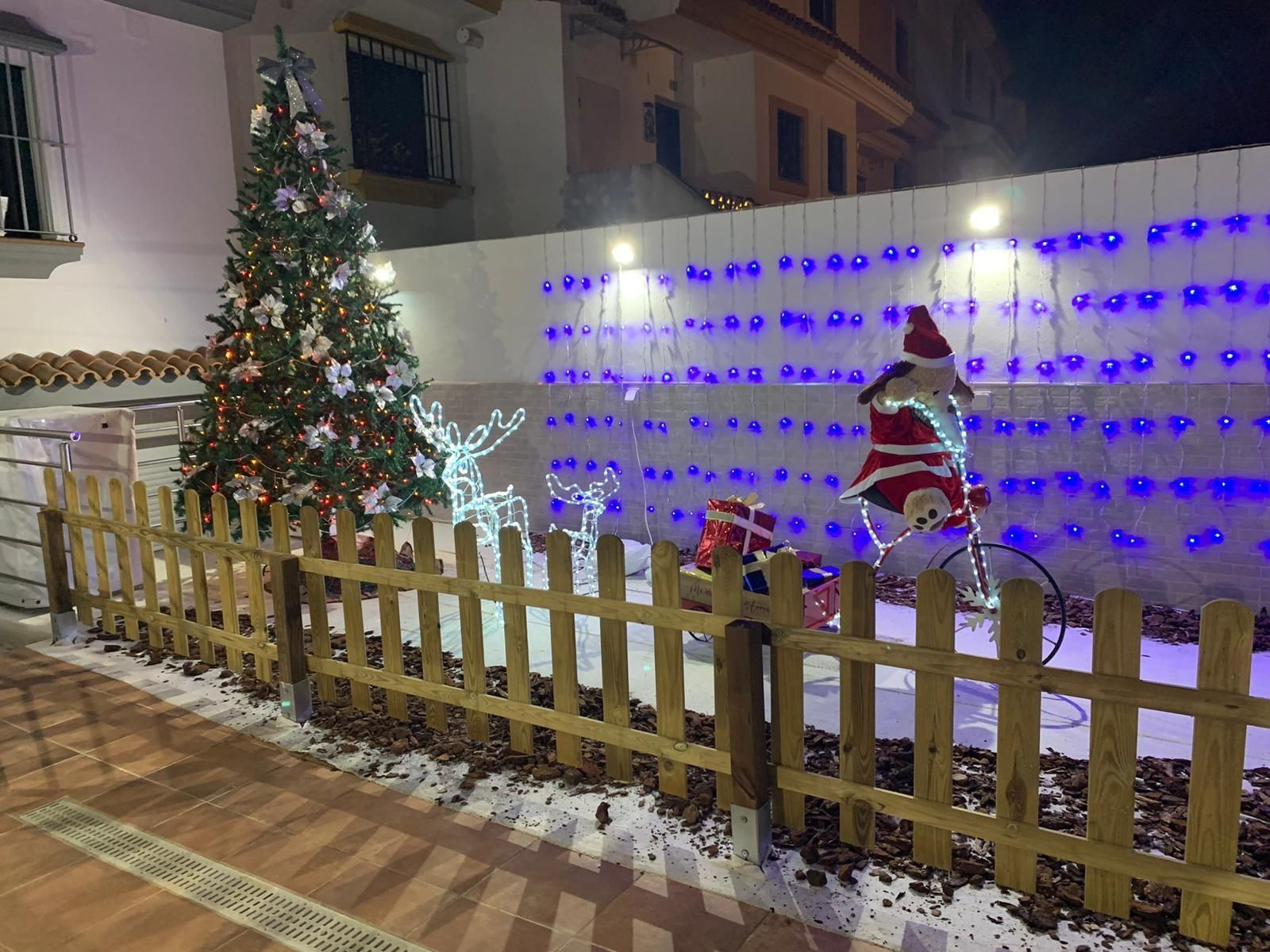 Una fachada navideña en Los Barrios.
