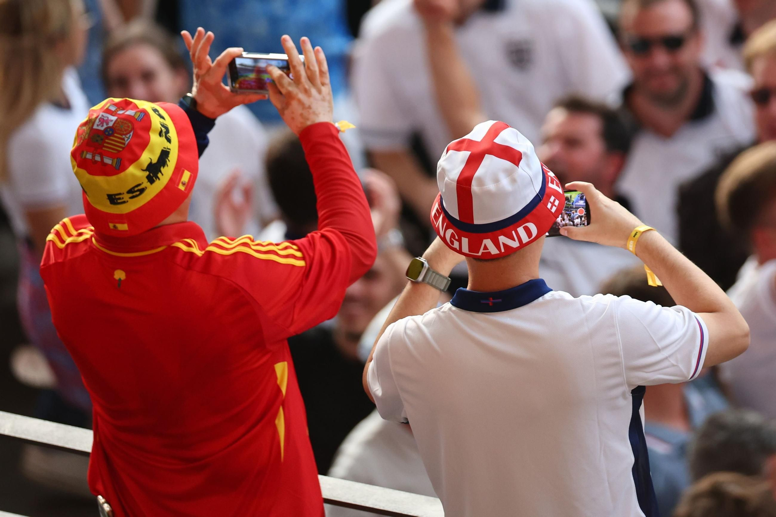 Las fotos de los aficionados de España e Inglaterra antes de la final