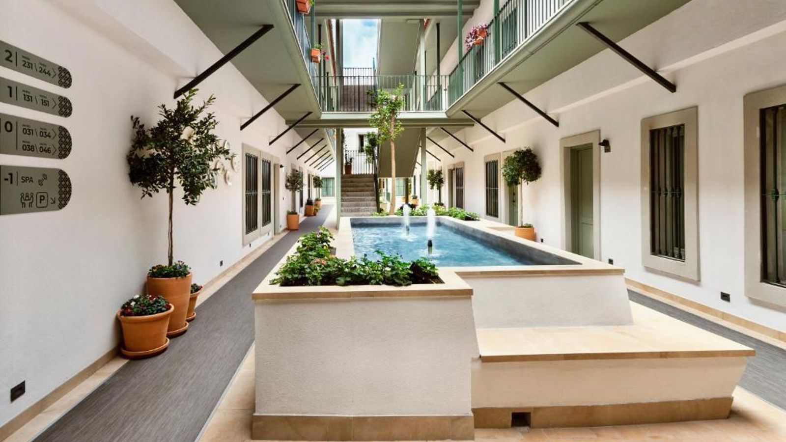 Patio interior del hotel Catalonia Santa Justa