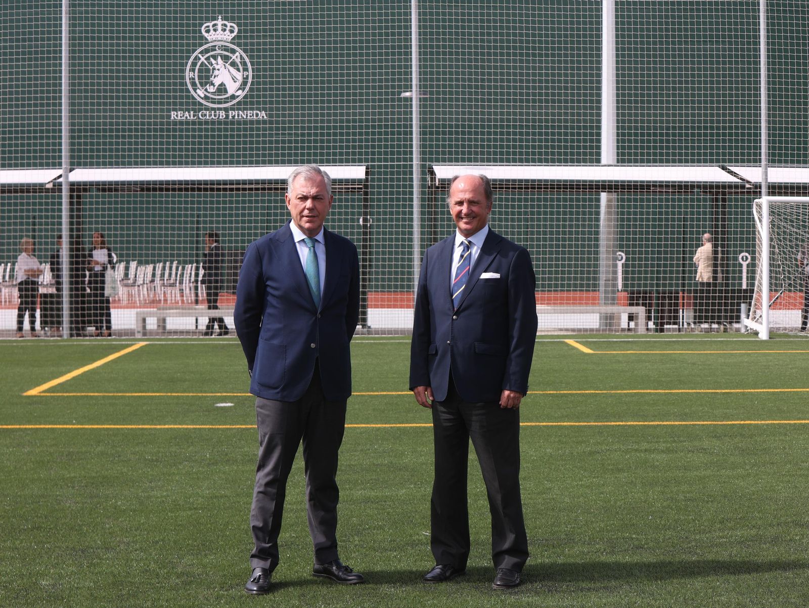 El Alcalde de Sevilla, José Luiz Sanz, junto al Presidente del Real Club Pineda, Rodrigo Molina Montes.