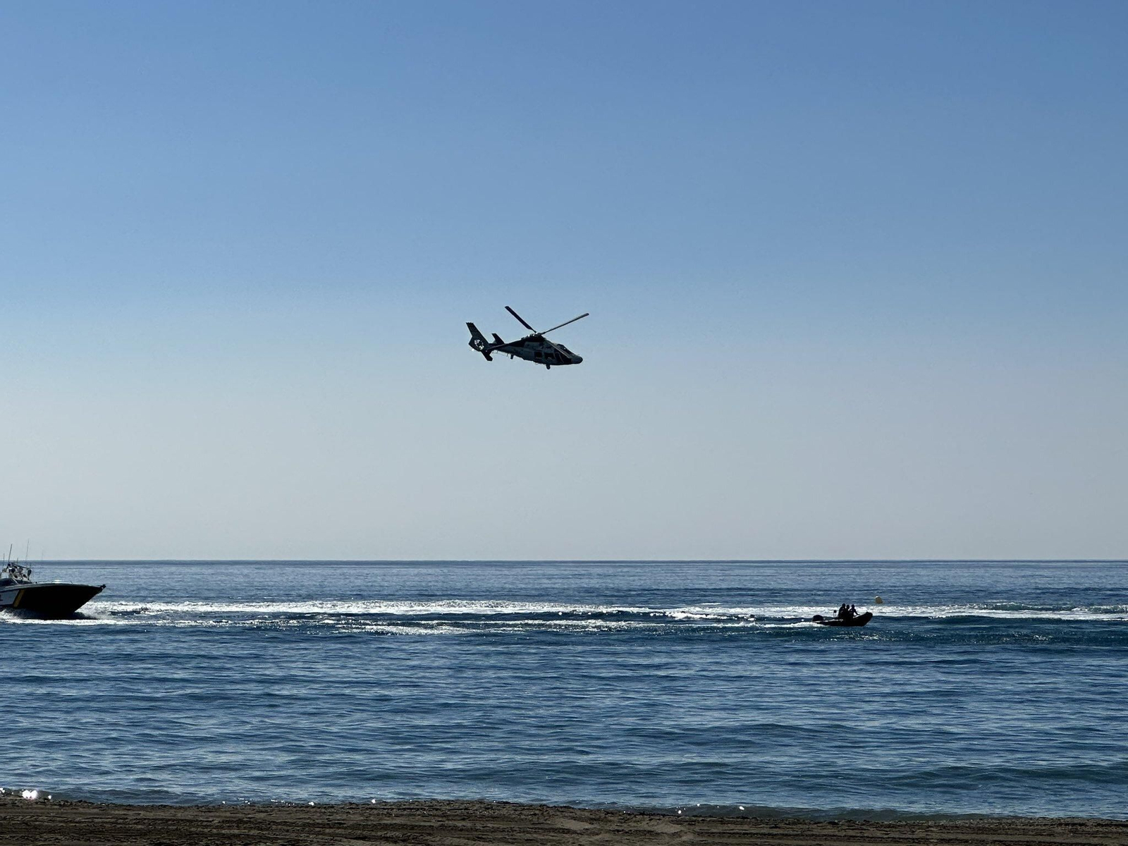 El helicóptero de la Guardia Civil tratando de dar caza a la lancha.
