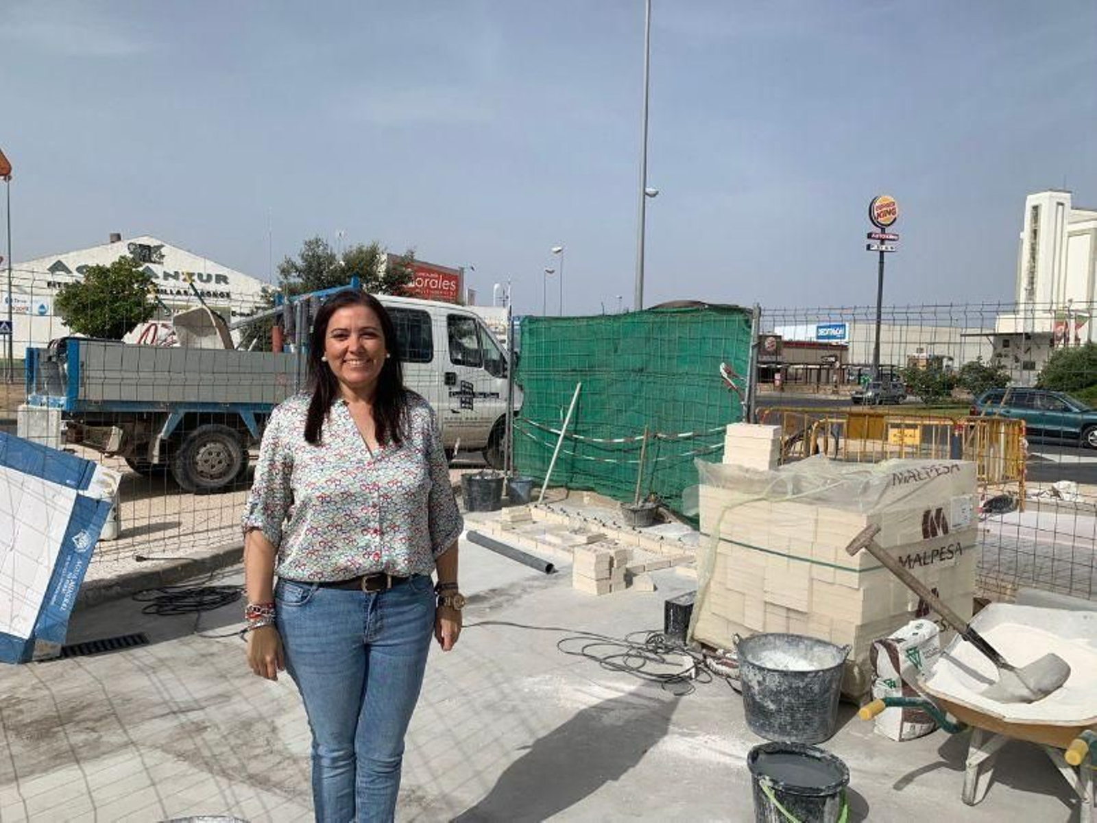 La concejala de Turismo, Ana María Carrillo, visita el lugar de las obras.