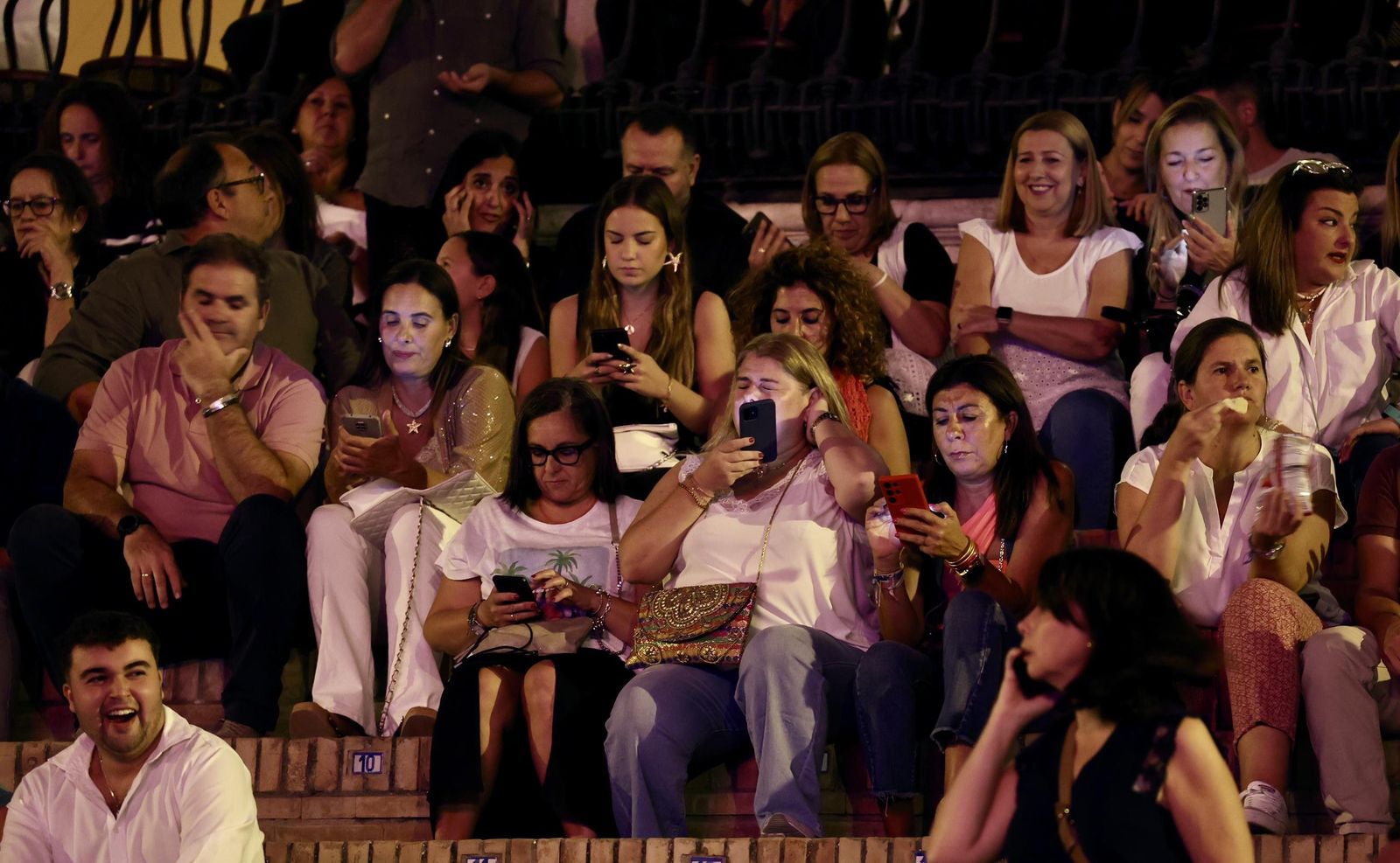 Búscate en el concierto de Hombres G